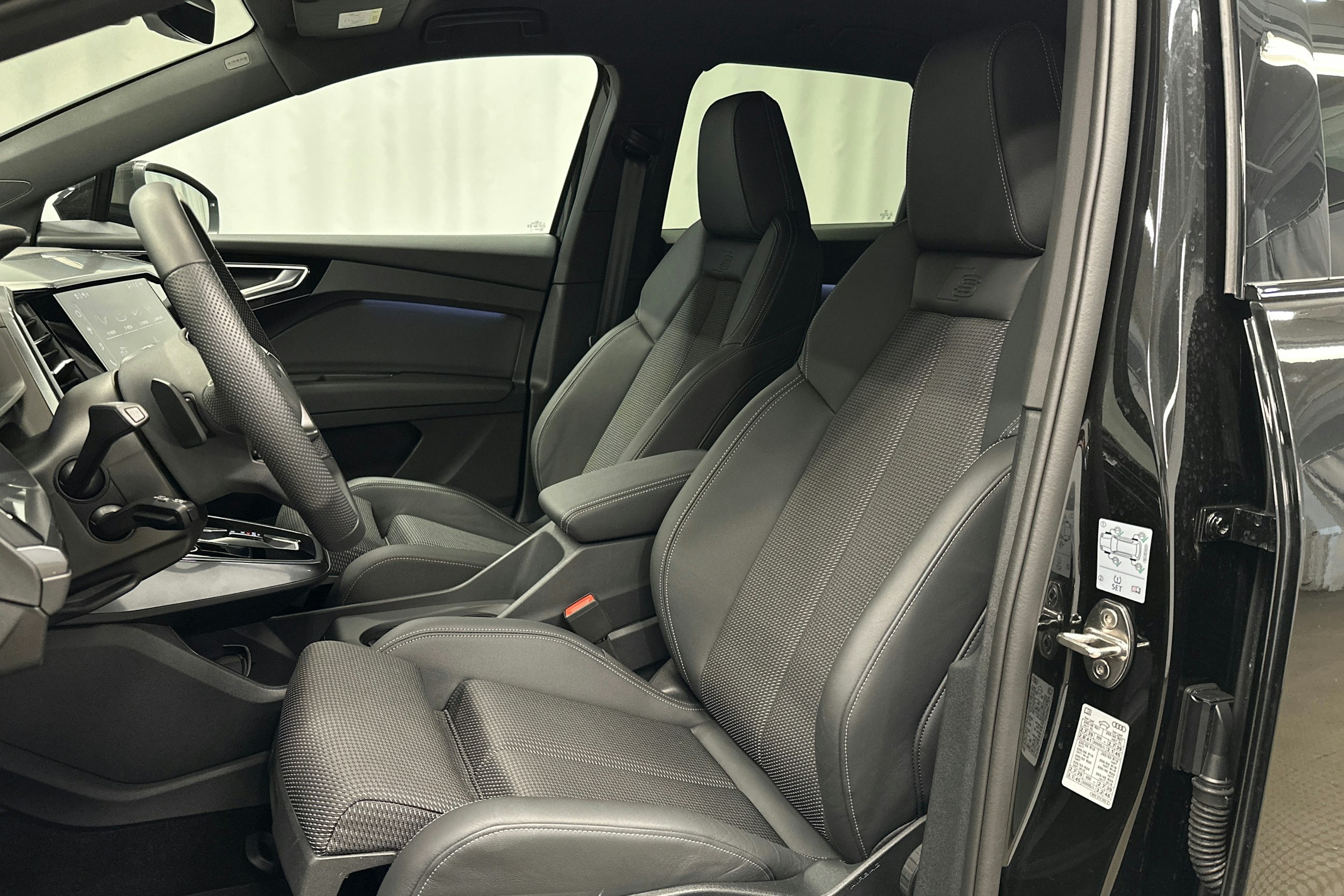 musta Audi Q4 e-tron 2024 kuva 16.