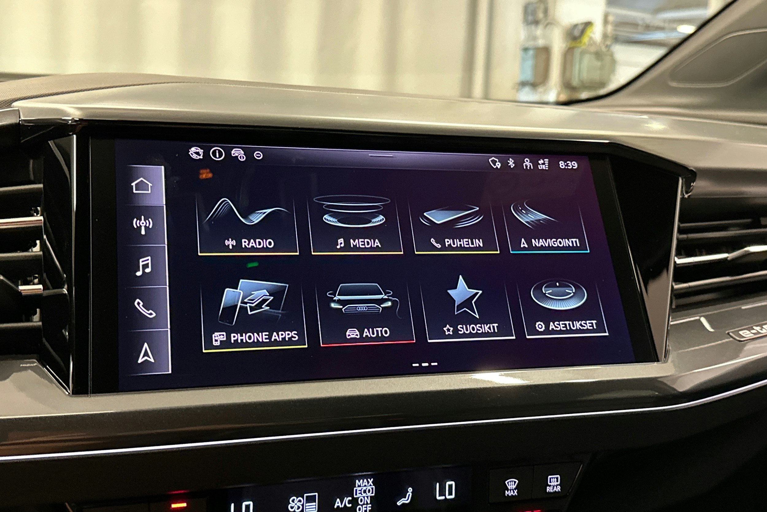 musta Audi Q4 e-tron 2024 kuva 27.