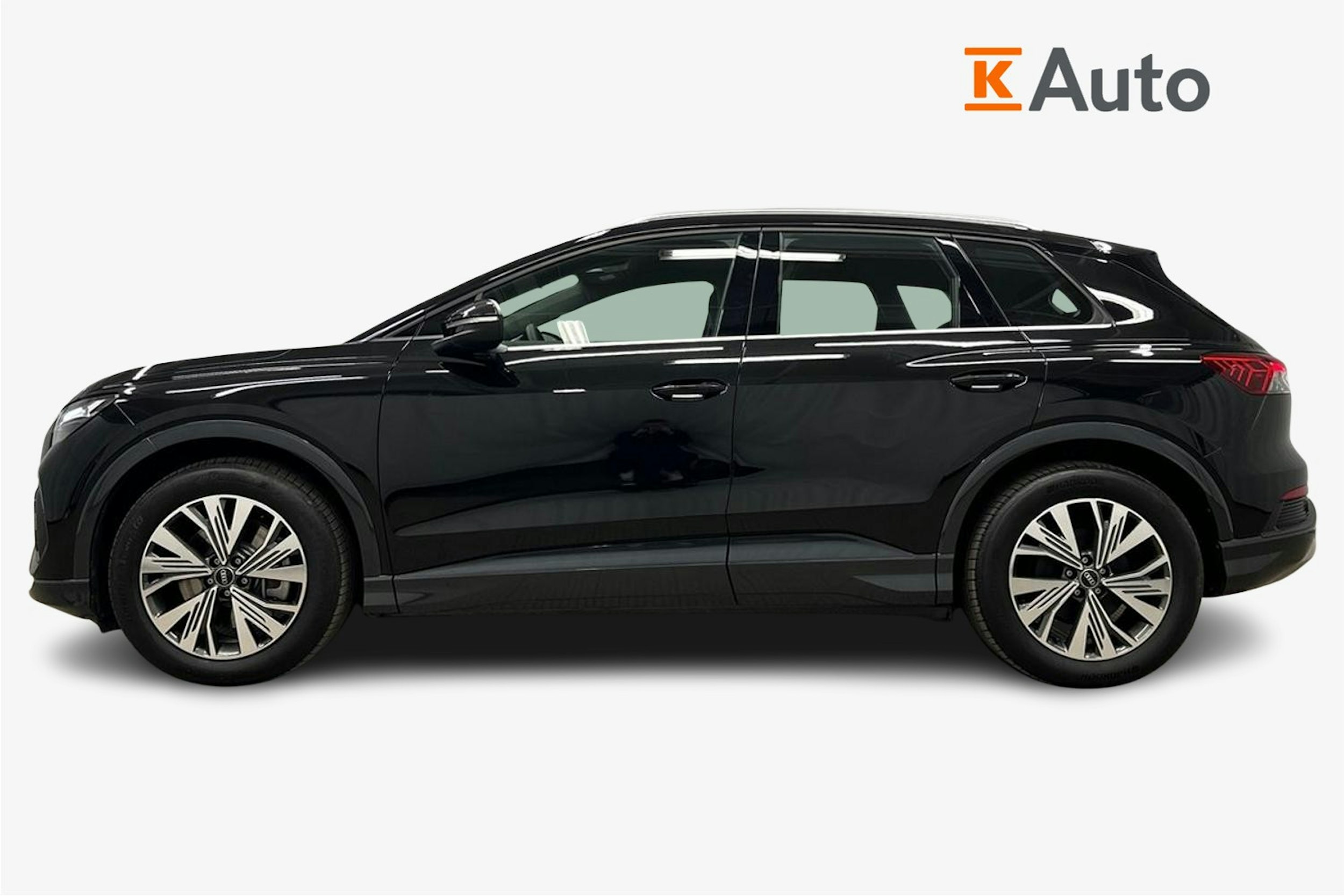 musta Audi Q4 e-tron 2024 kuva 6.