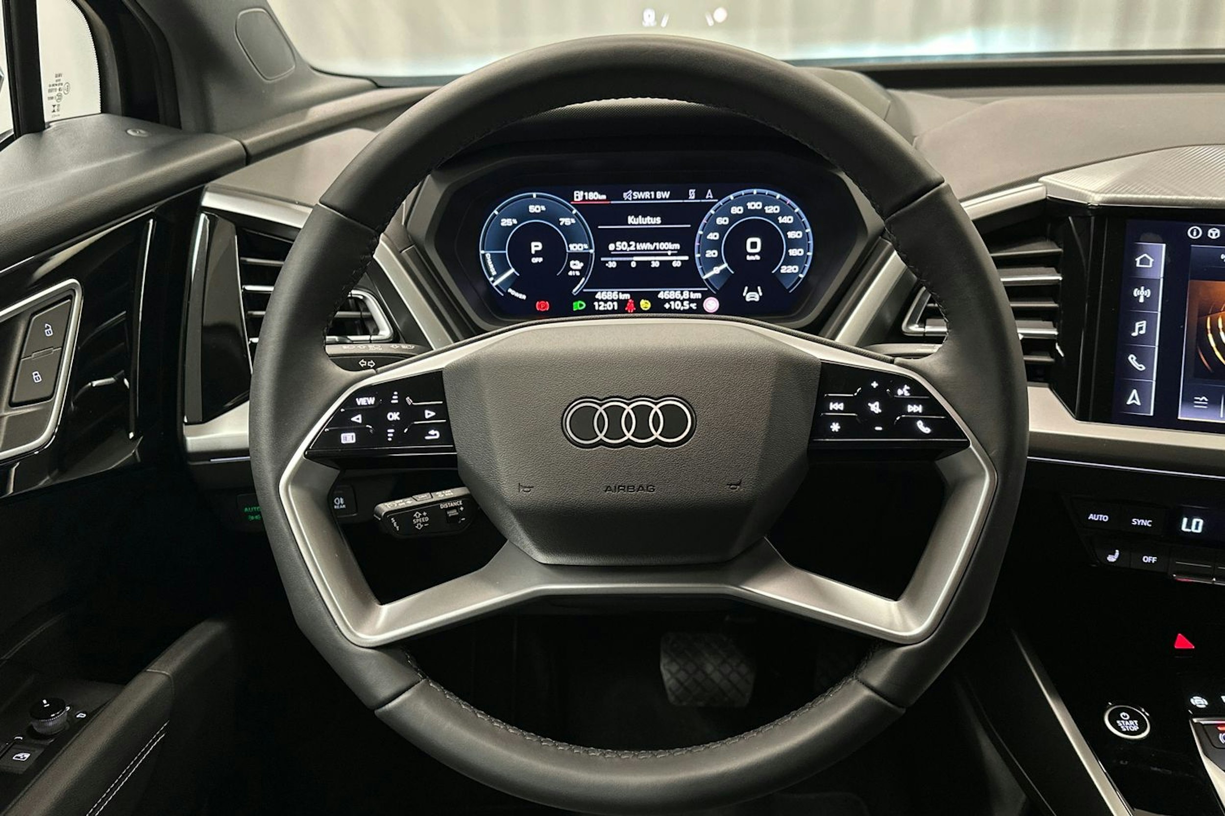 musta Audi Q4 e-tron 2024 kuva 14.