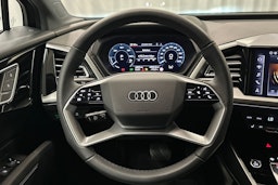 musta Audi Q4 e-tron 2024 kuva 14.