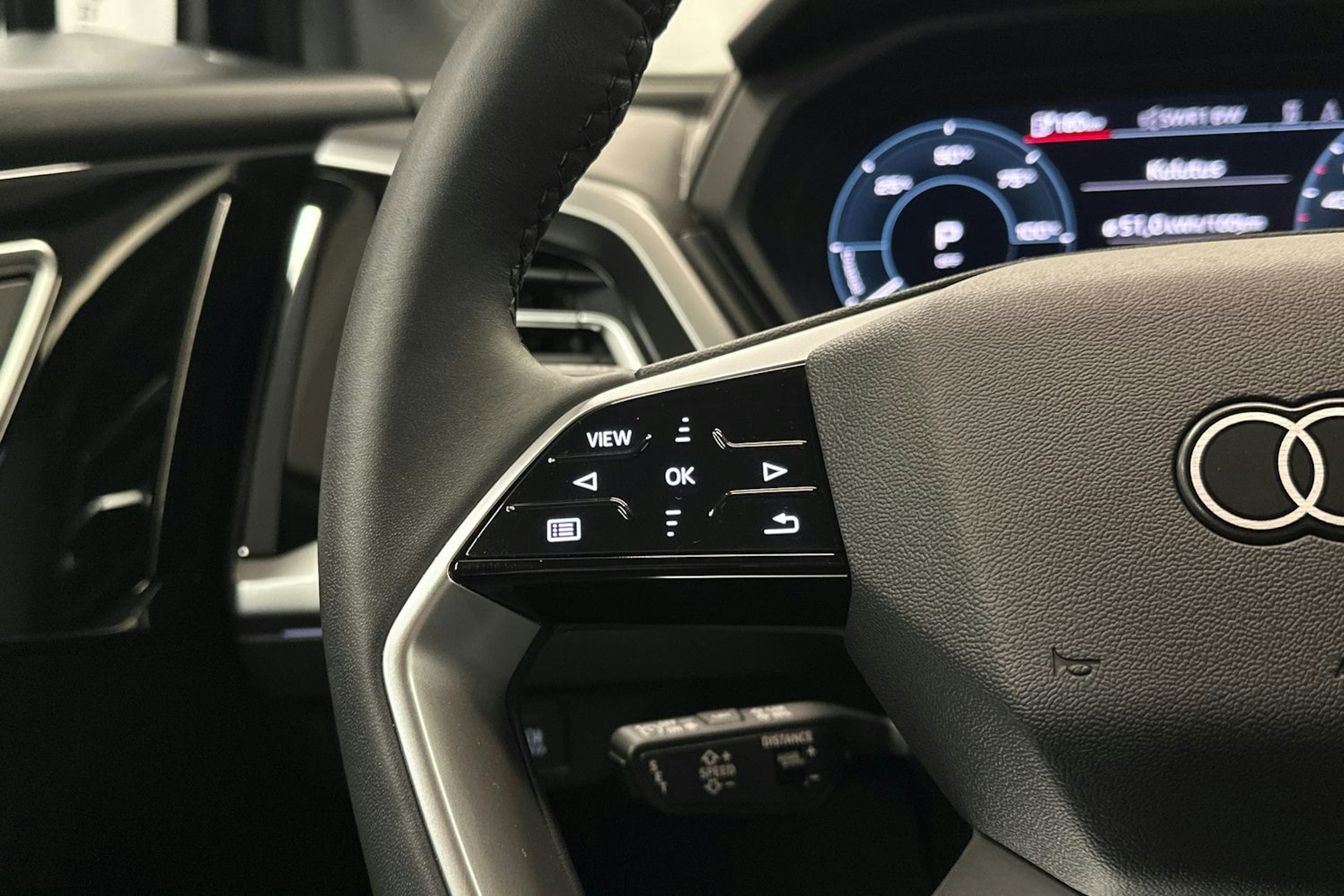 musta Audi Q4 e-tron 2024 kuva 16.