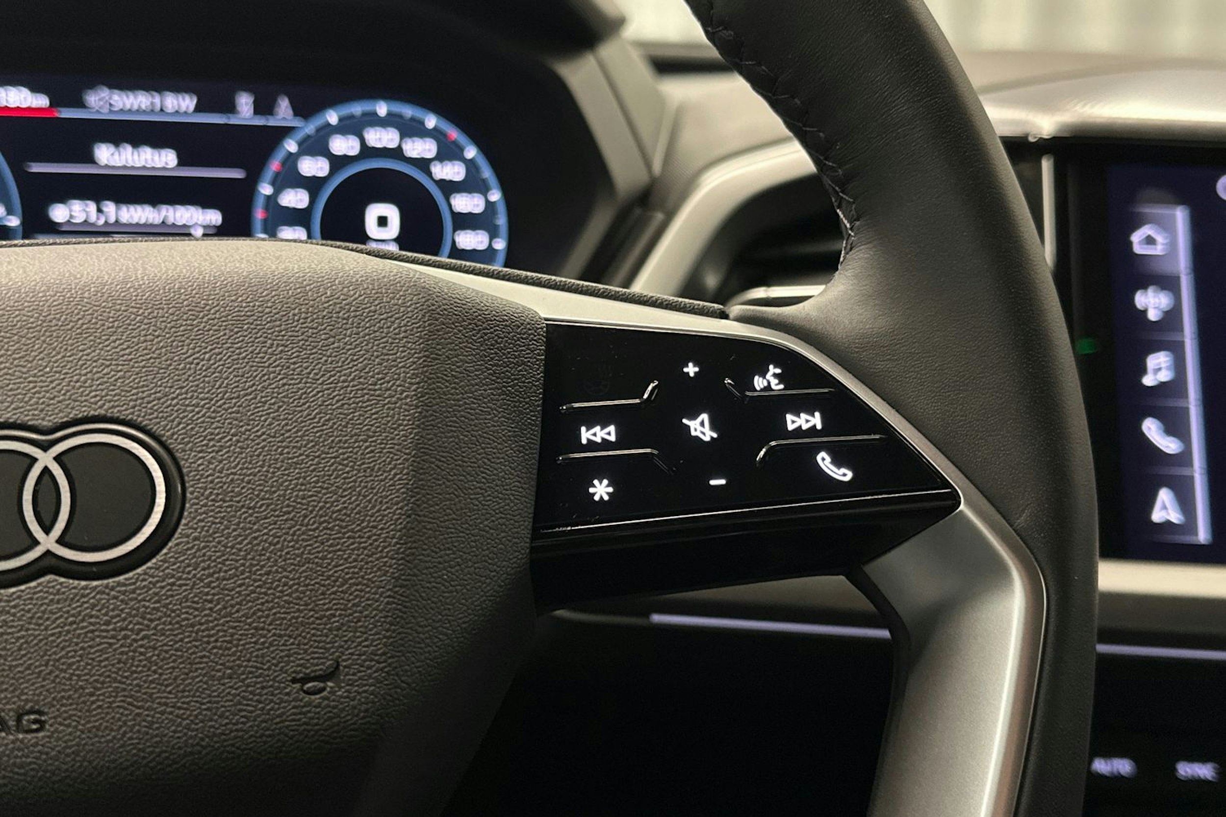musta Audi Q4 e-tron 2024 kuva 17.