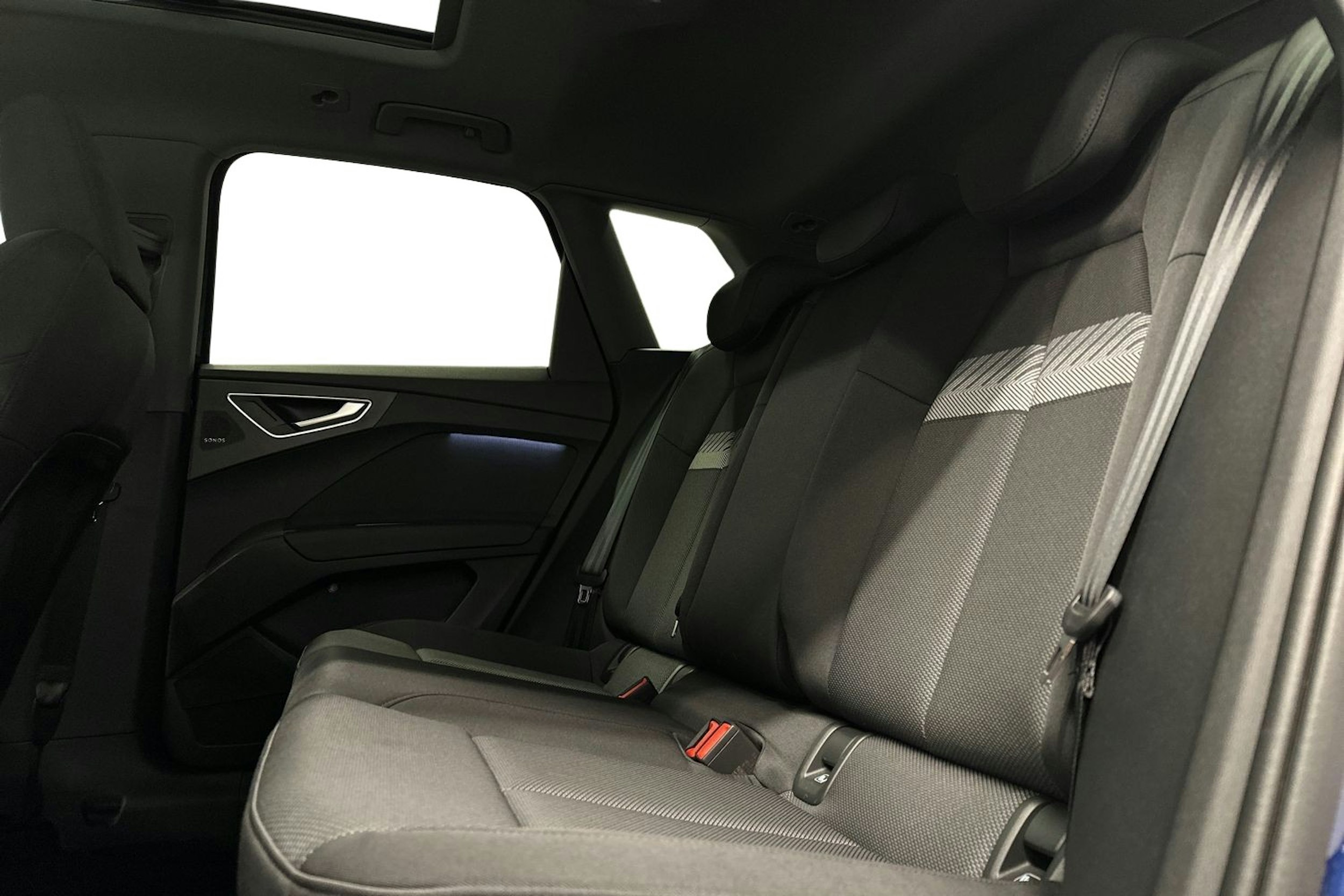 sininen Audi Q4 e-tron 2024 kuva 10.