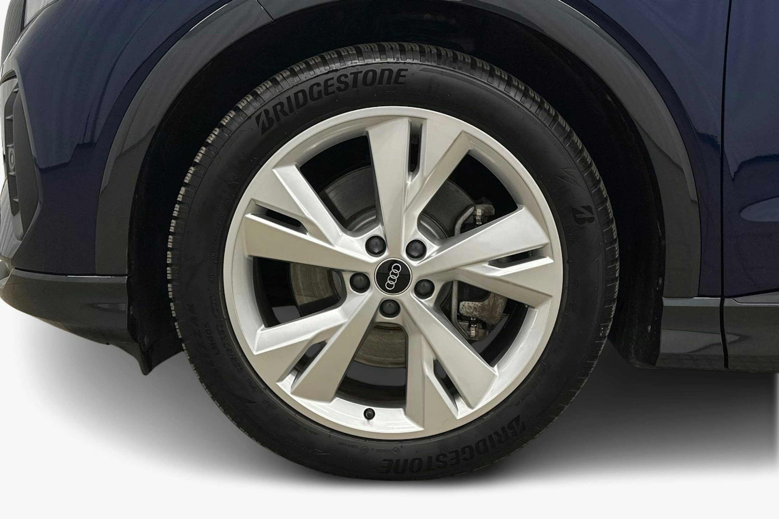 sininen Audi Q4 e-tron 2024 kuva 11.