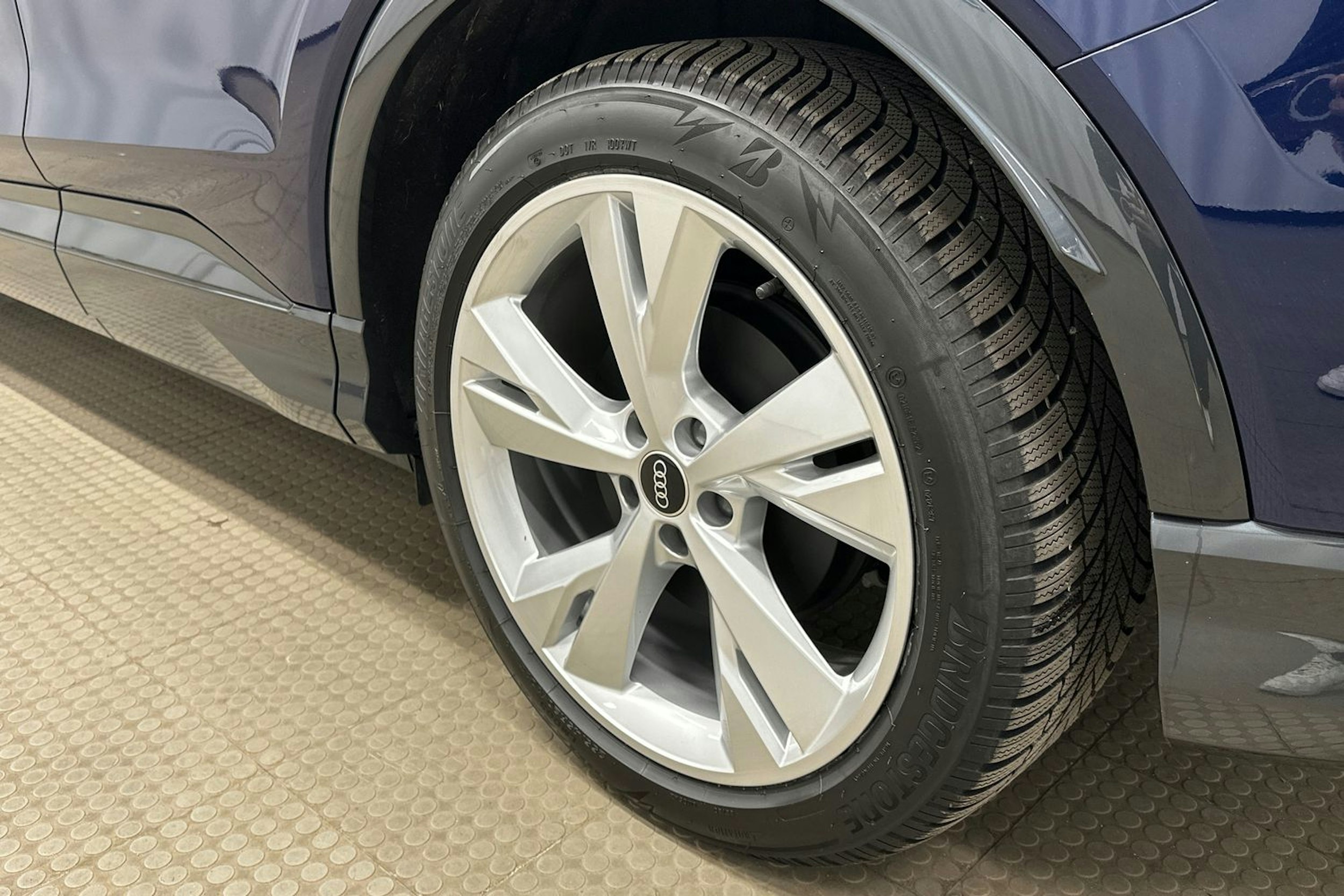 sininen Audi Q4 e-tron 2024 kuva 12.