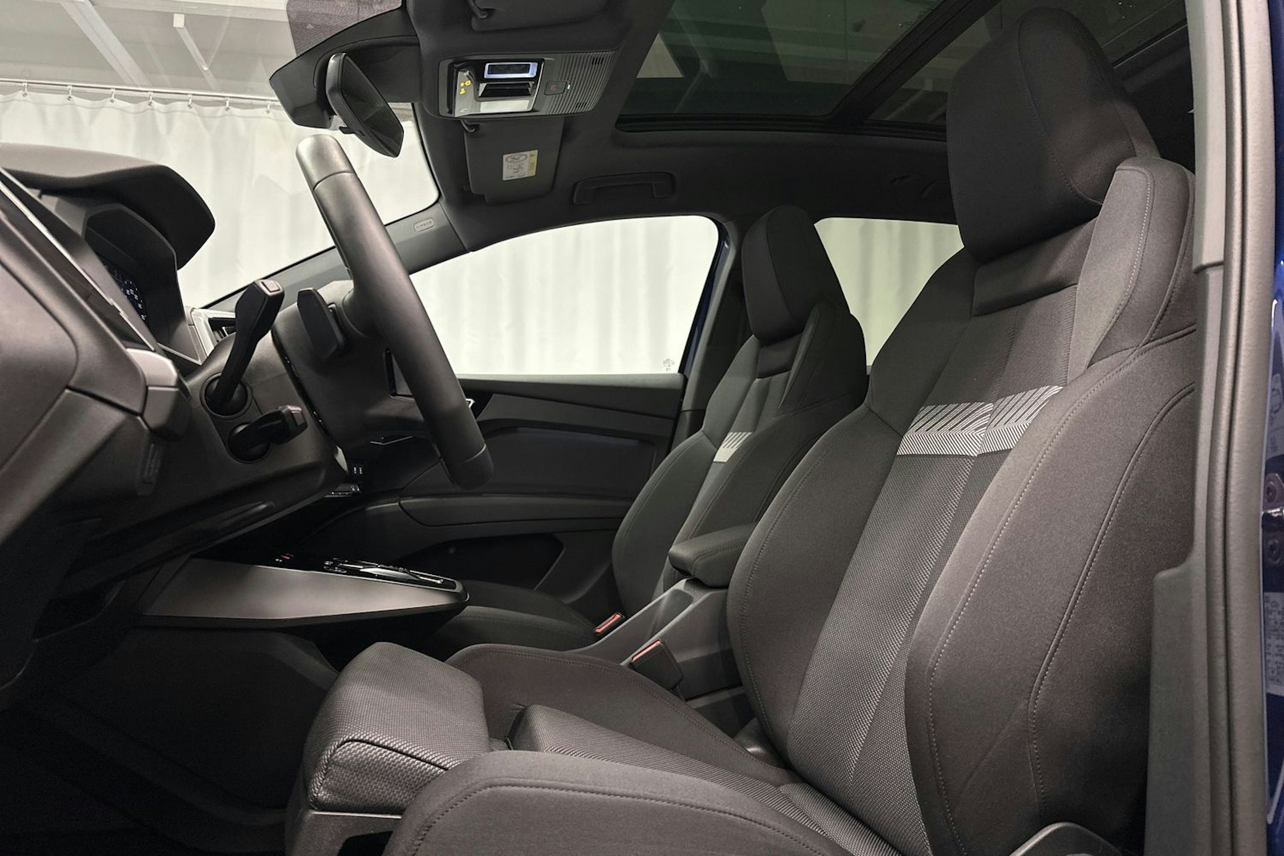 sininen Audi Q4 e-tron 2024 kuva 13.