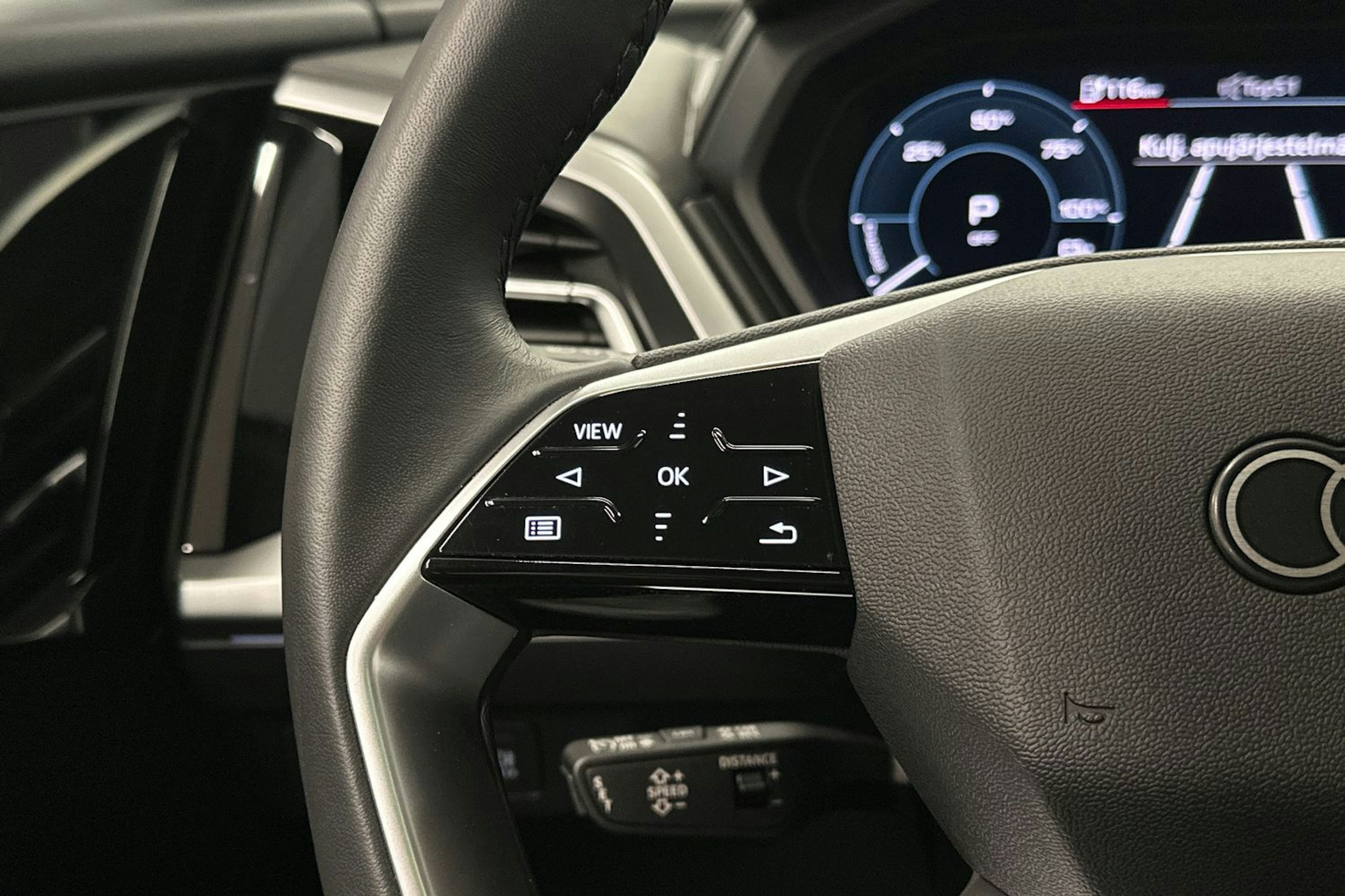 sininen Audi Q4 e-tron 2024 kuva 18.