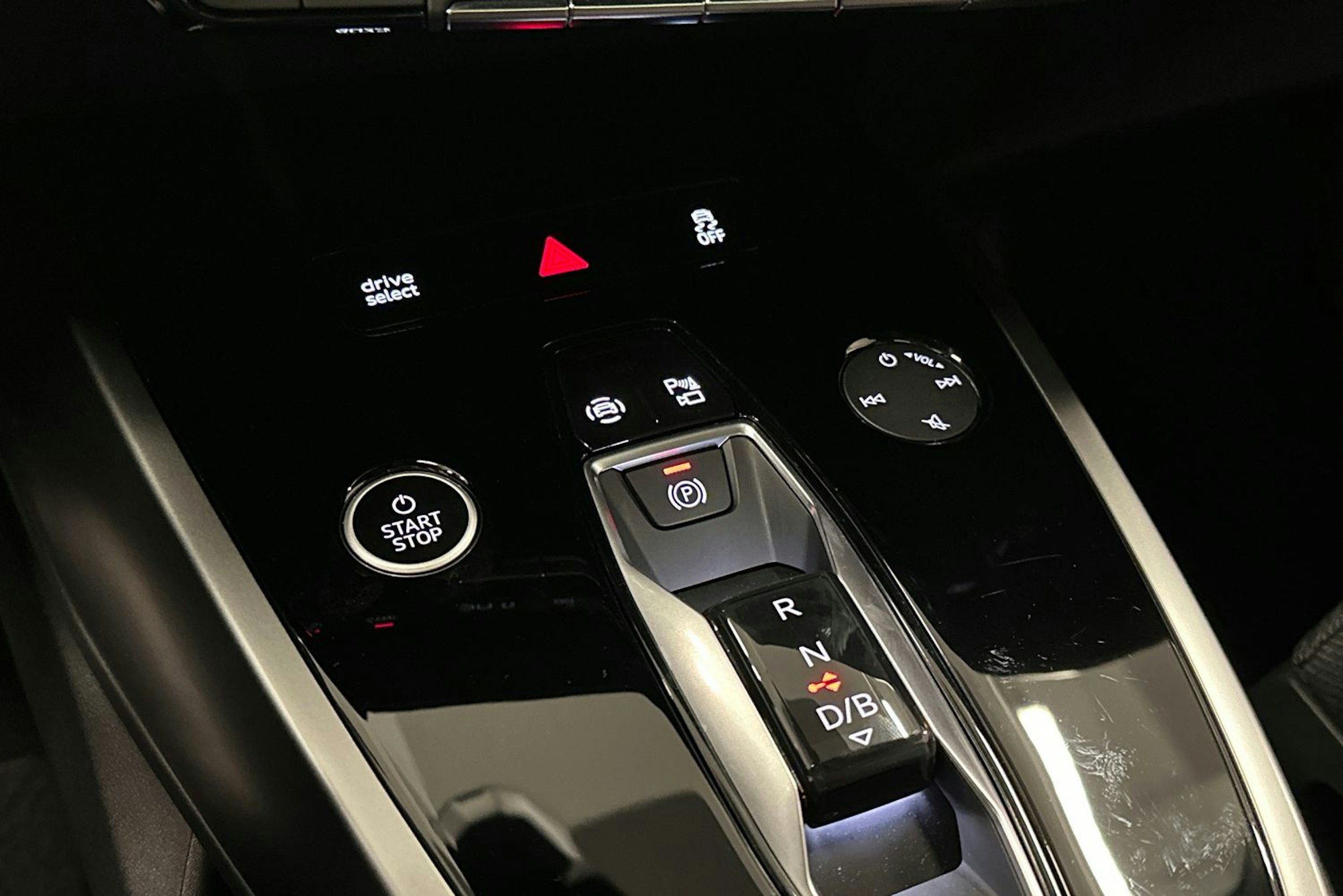 sininen Audi Q4 e-tron 2024 kuva 33.