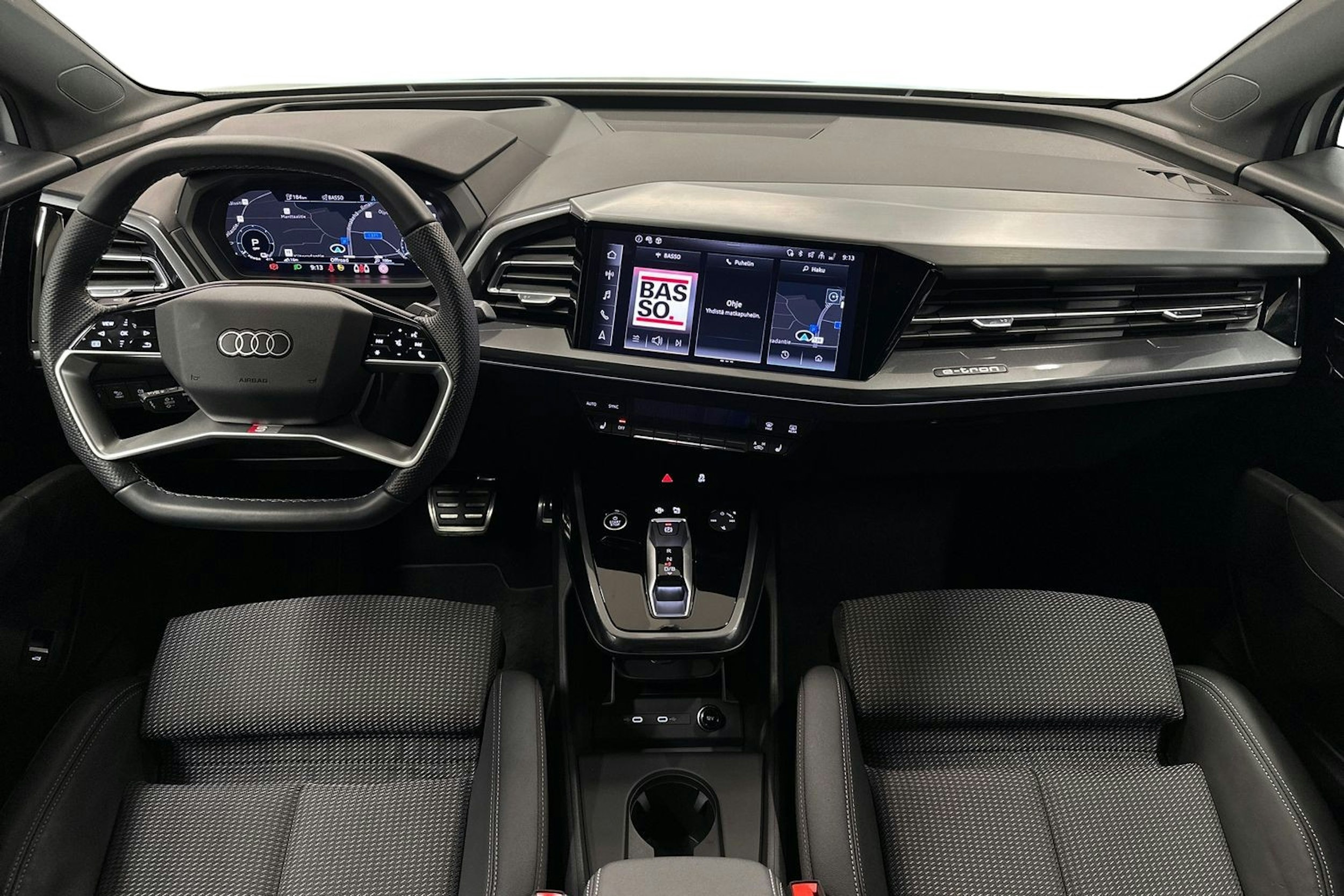 valkoinen Audi Q4 e-tron 2024 kuva 7.