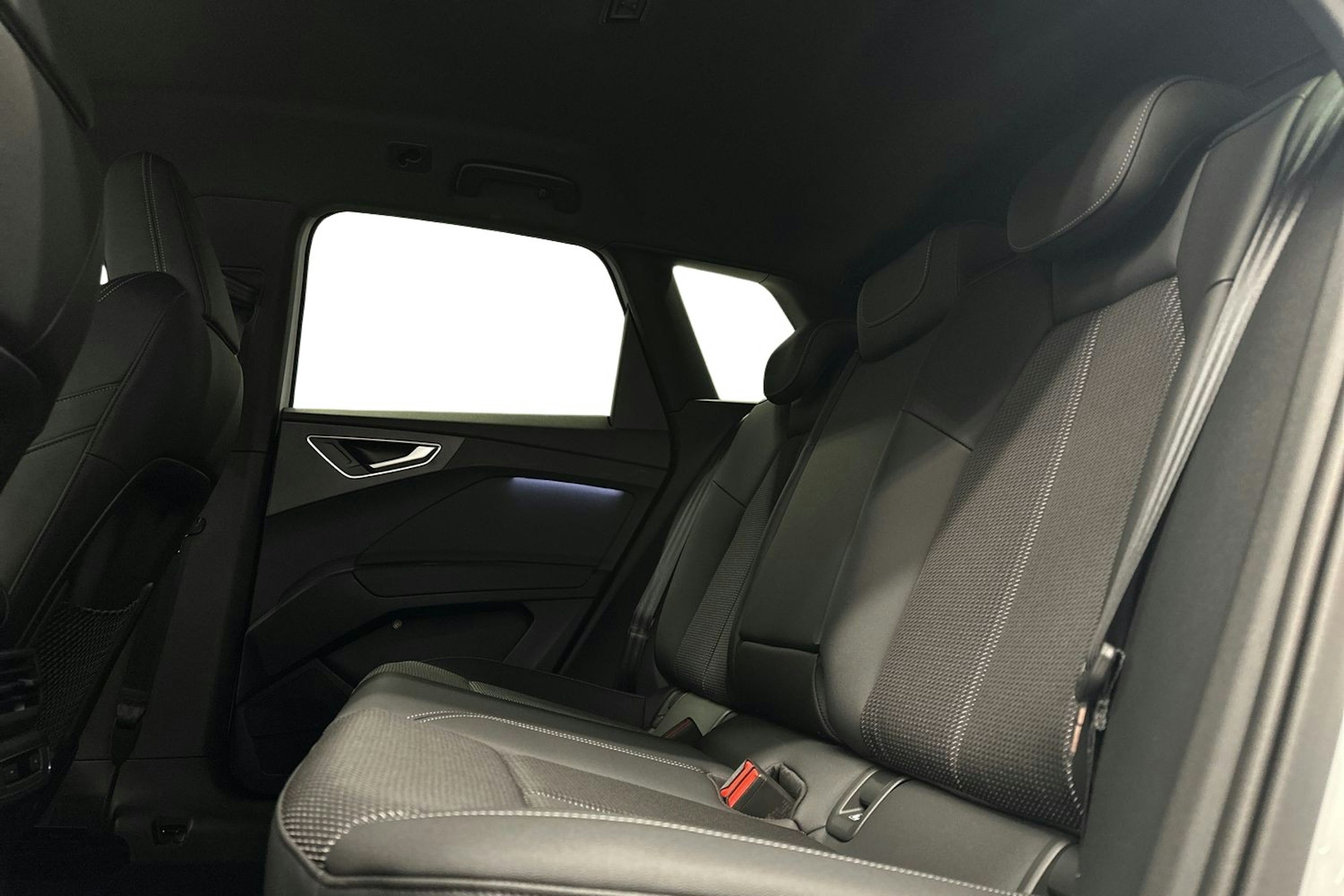 valkoinen Audi Q4 e-tron 2024 kuva 8.