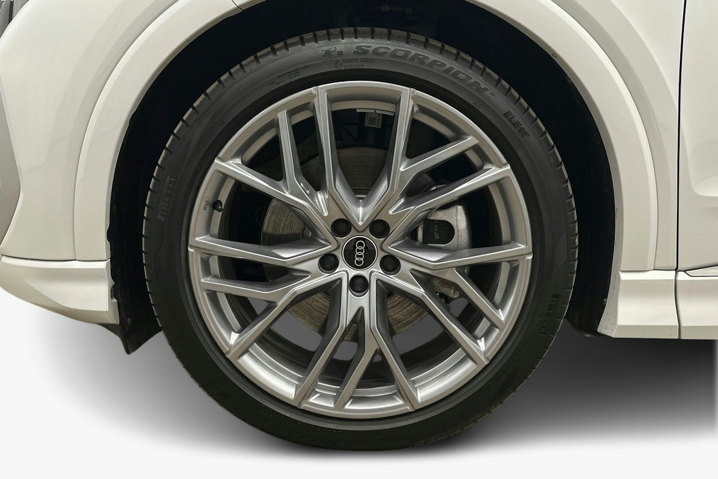 valkoinen Audi Q4 e-tron 2024 kuva 9.