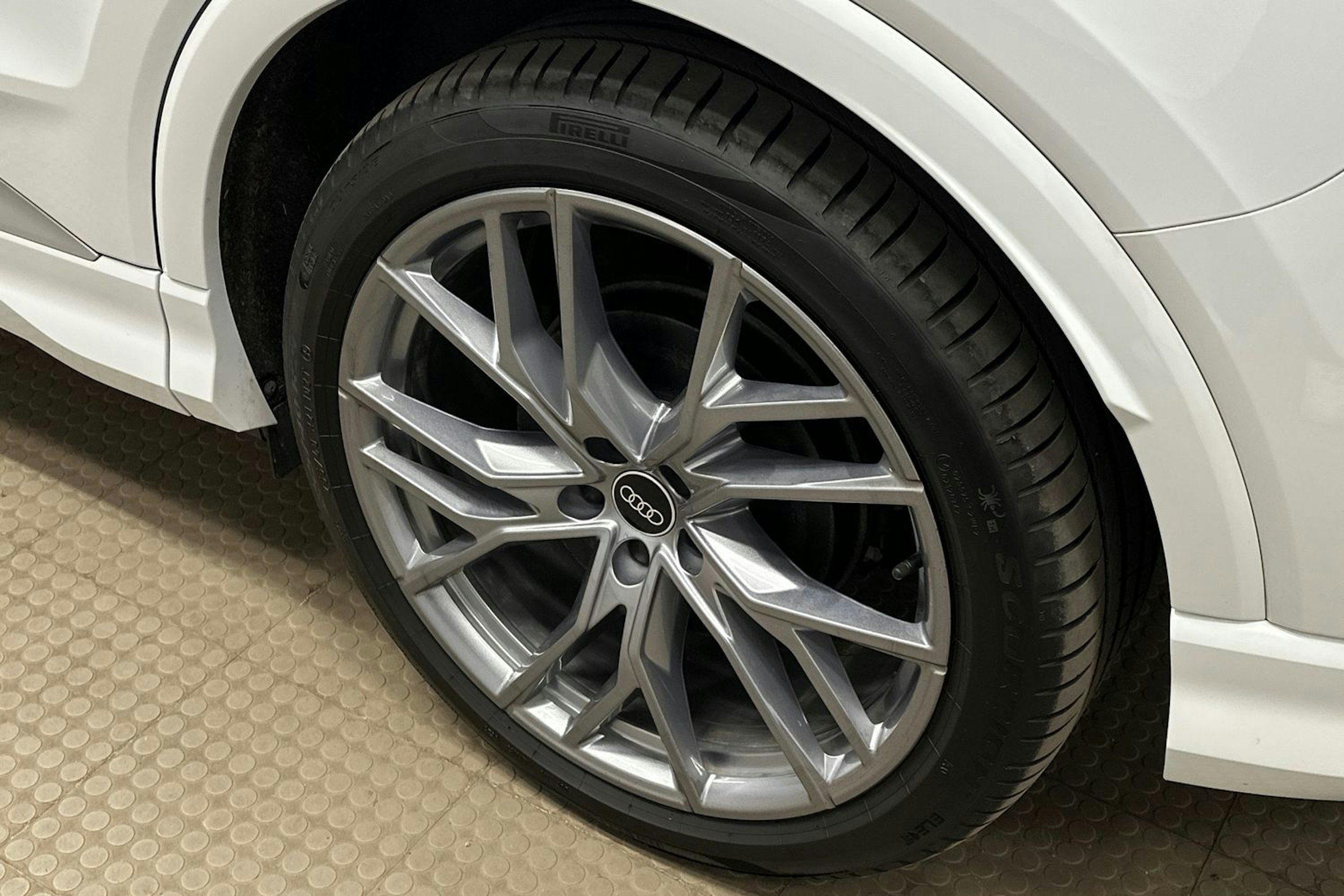 valkoinen Audi Q4 e-tron 2024 kuva 10.