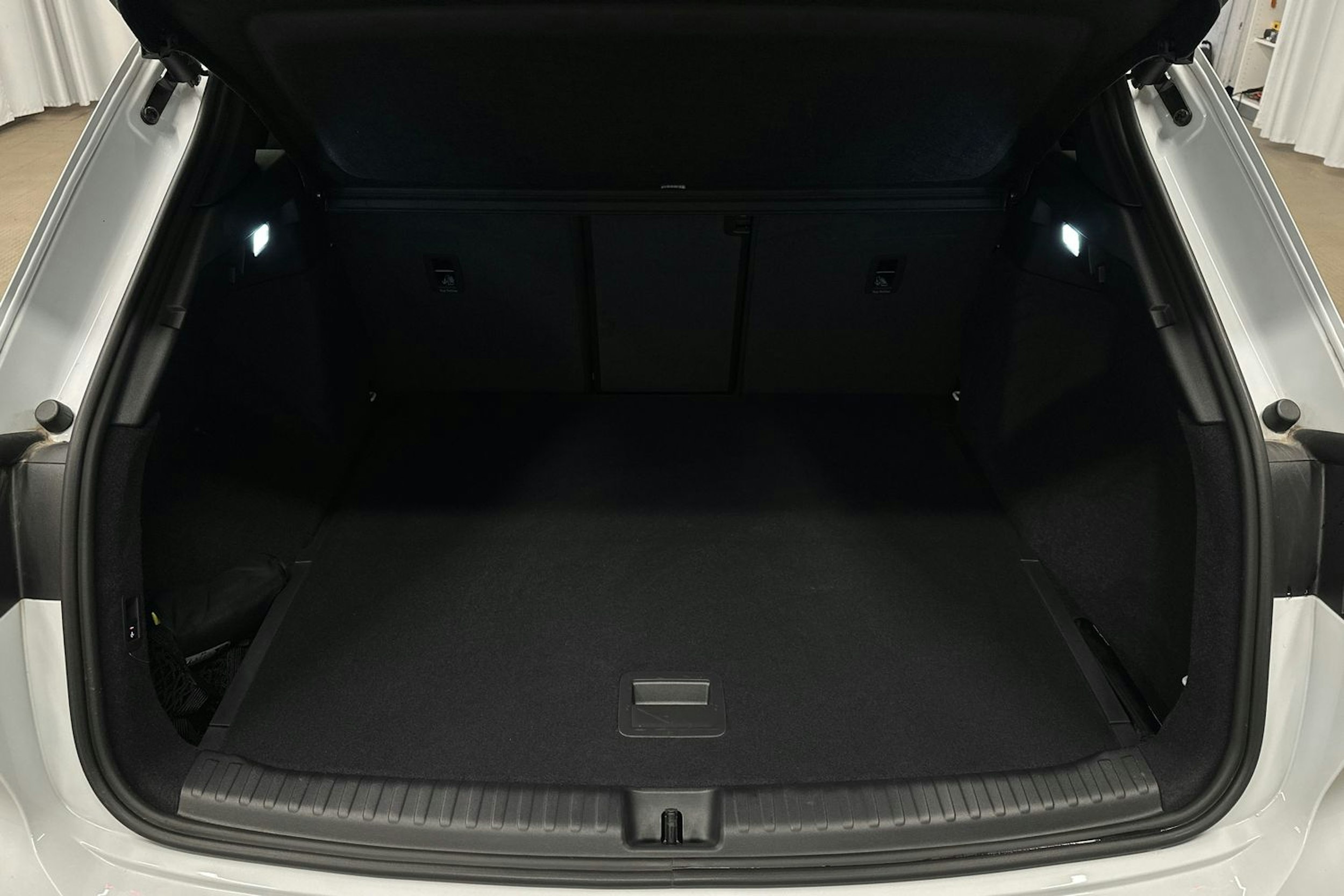 valkoinen Audi Q4 e-tron 2024 kuva 11.