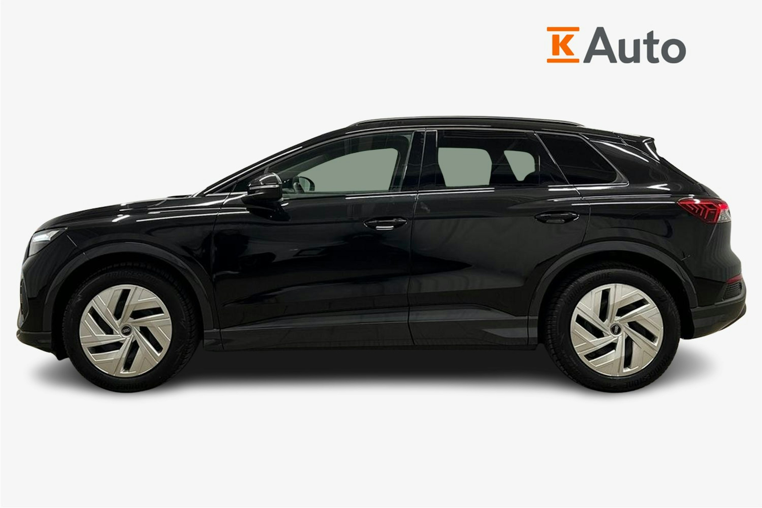 musta Audi Q4 e-tron 2024 kuva 6.
