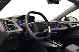 musta Audi Q4 e-tron 2024 kuva 7.