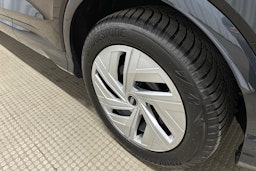 musta Audi Q4 e-tron 2024 kuva 13.