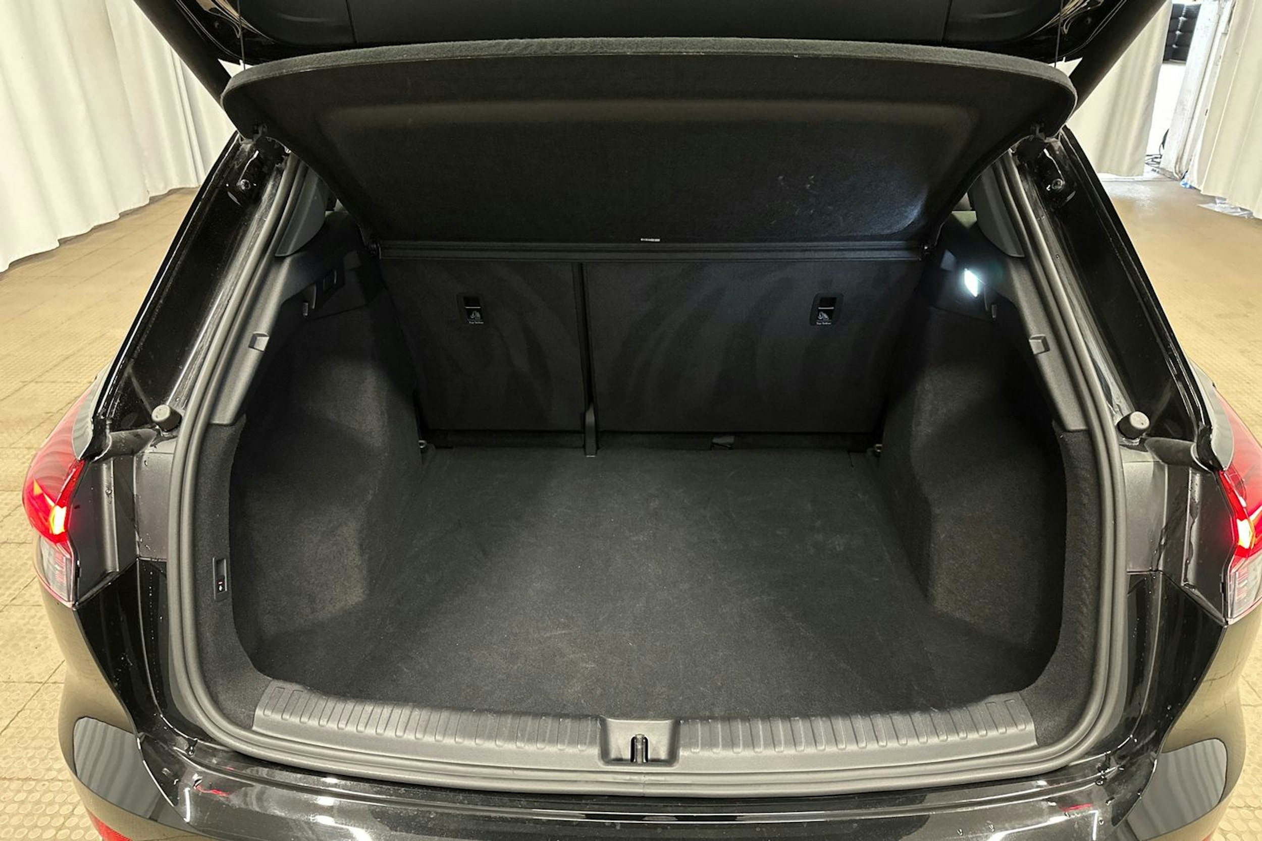 musta Audi Q4 e-tron 2024 kuva 16.