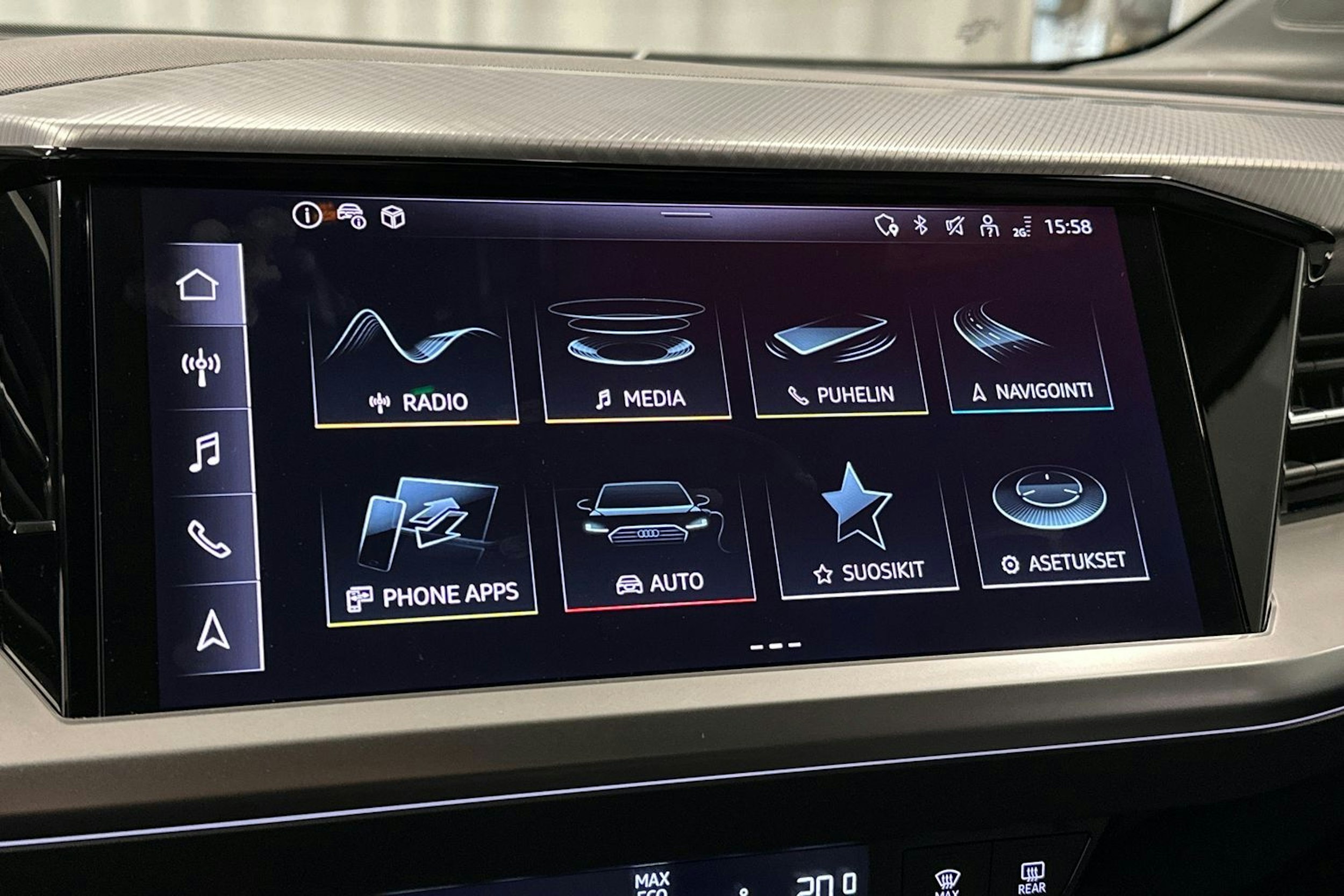 musta Audi Q4 e-tron 2024 kuva 34.