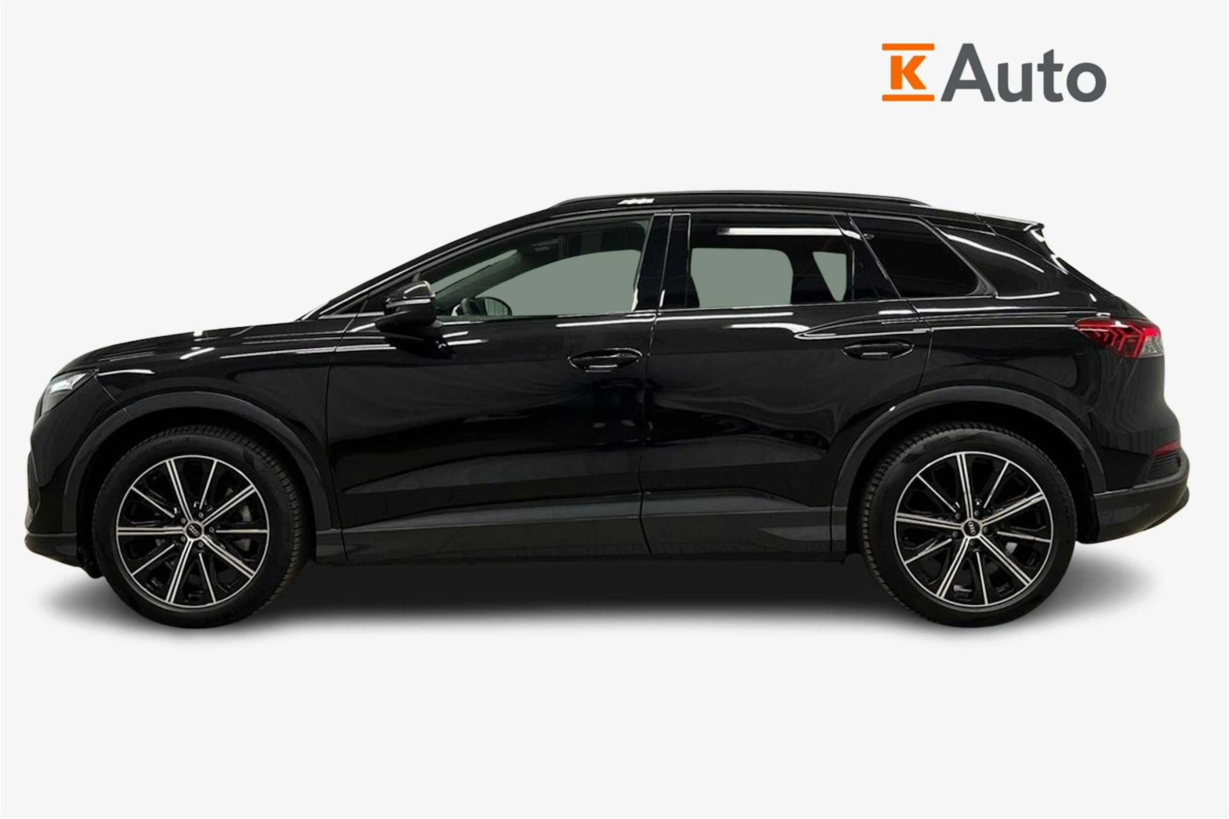 musta Audi Q4 e-tron 2024 kuva 6.