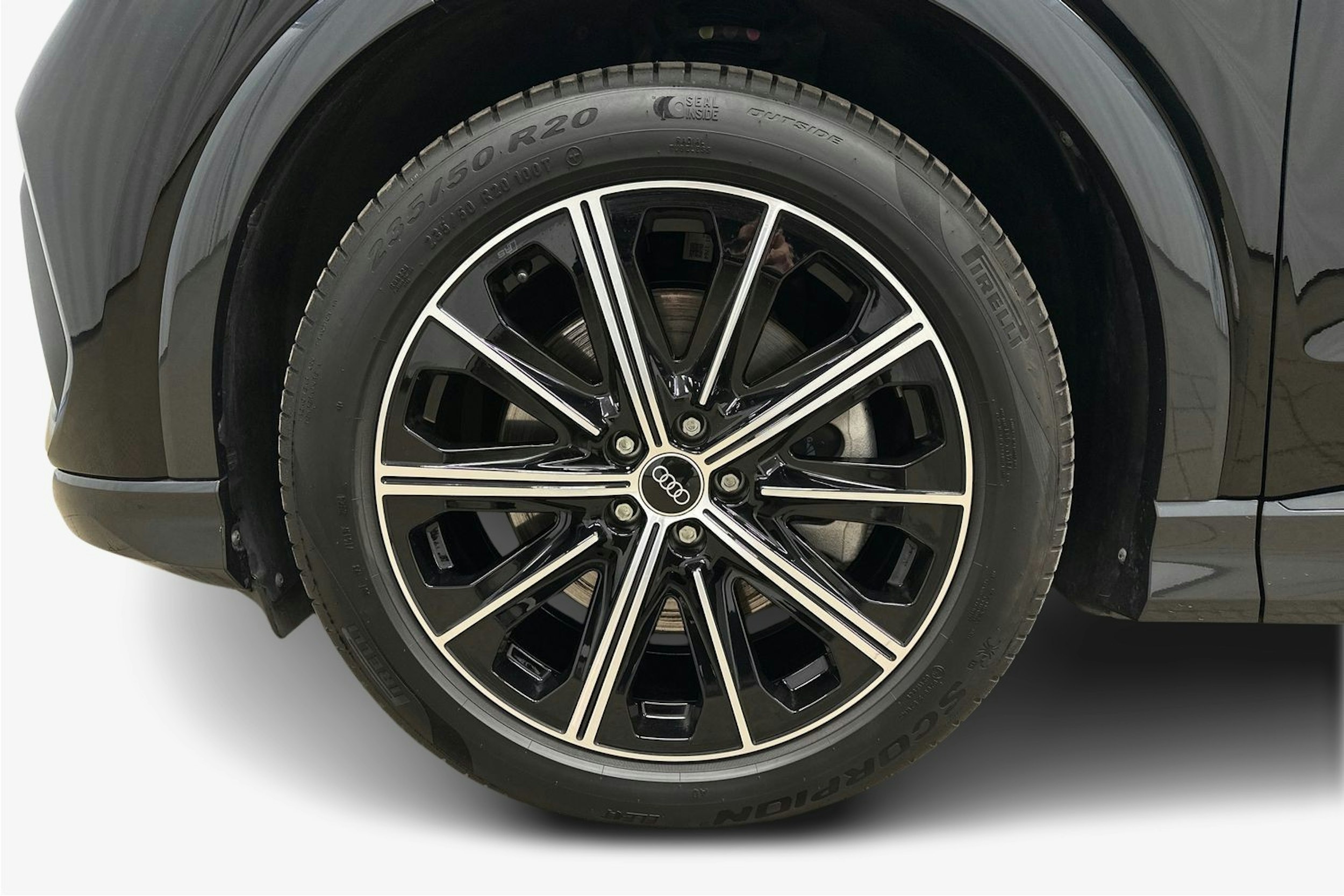 musta Audi Q4 e-tron 2024 kuva 11.