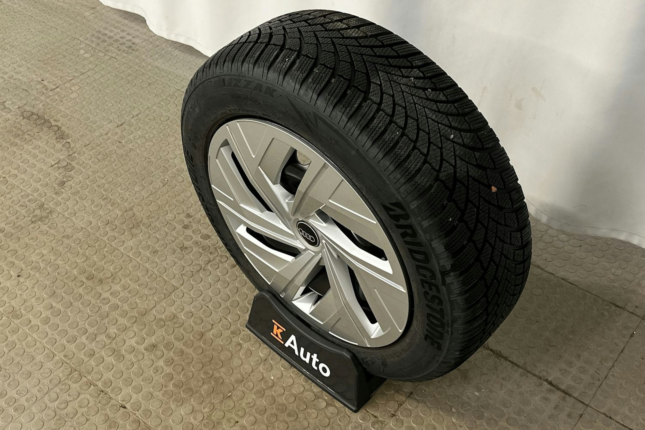 musta Audi Q4 e-tron 2024 kuva 13.