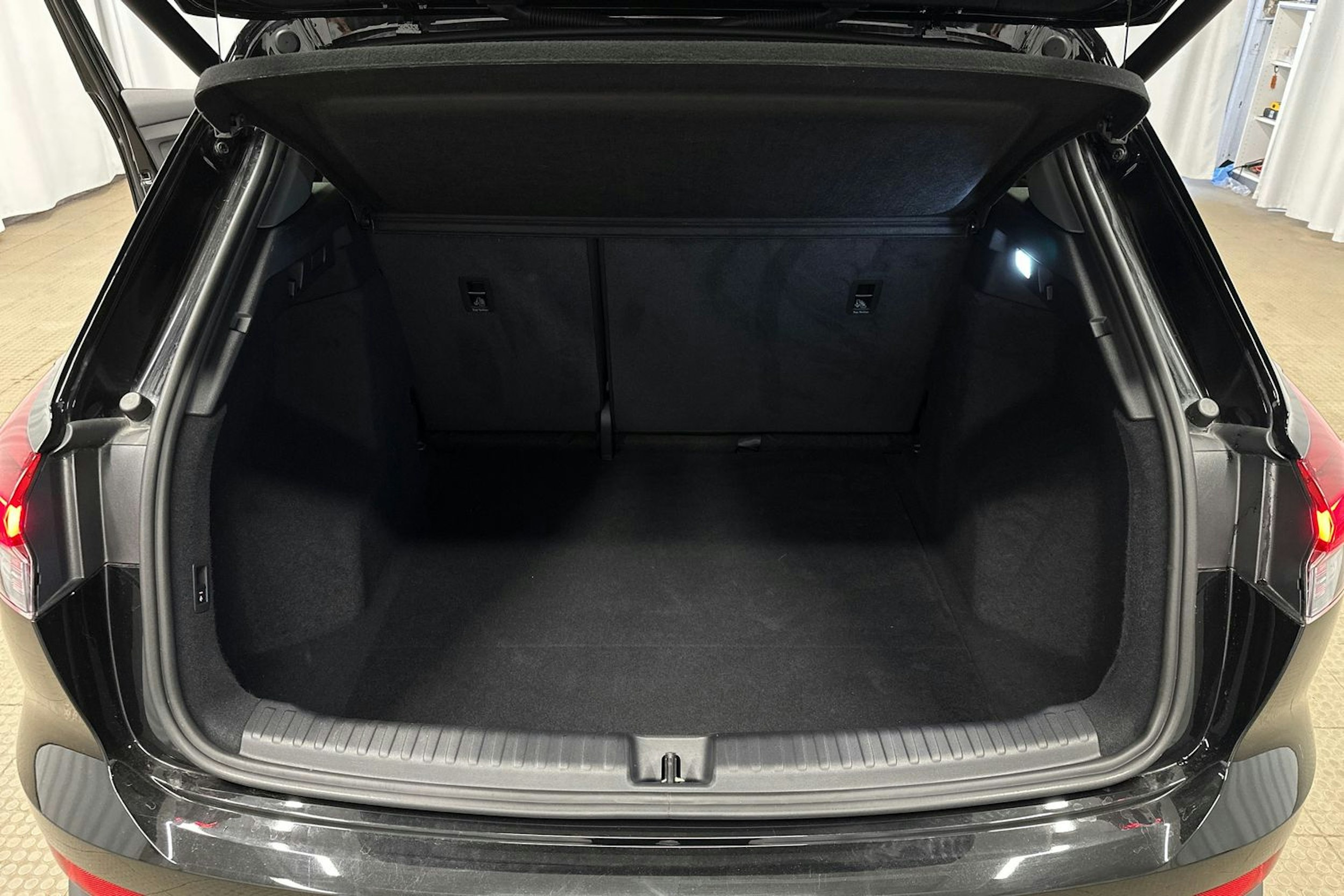 musta Audi Q4 e-tron 2024 kuva 16.