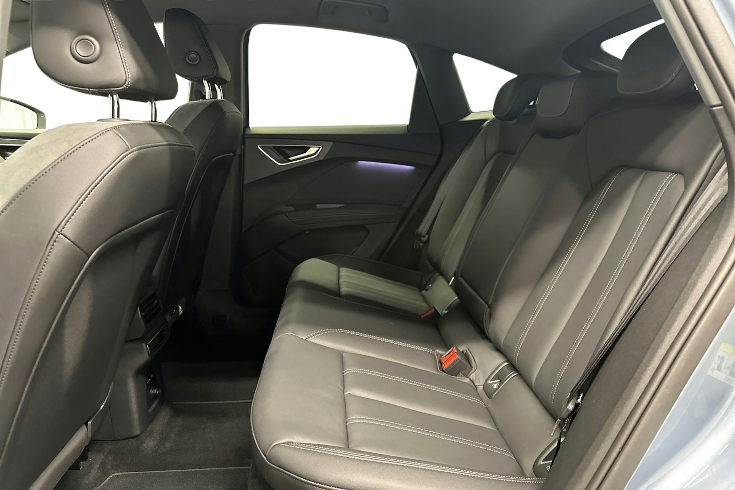 sininen Audi Q4 e-tron 2024 kuva 10.