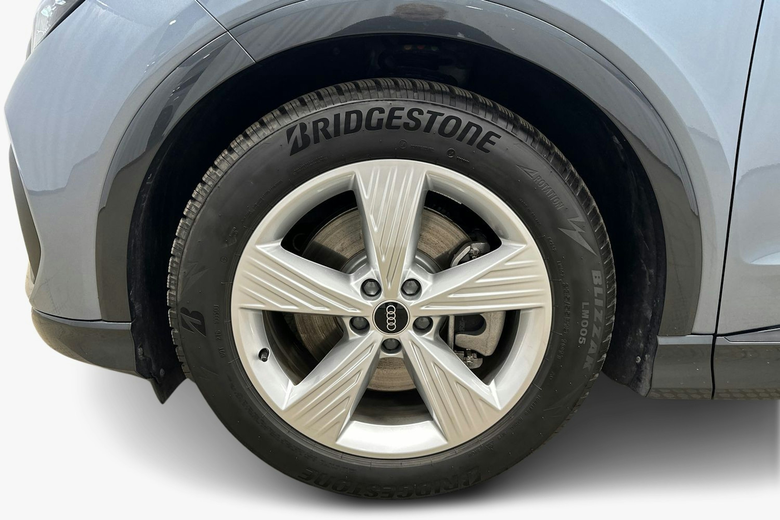 sininen Audi Q4 e-tron 2024 kuva 11.