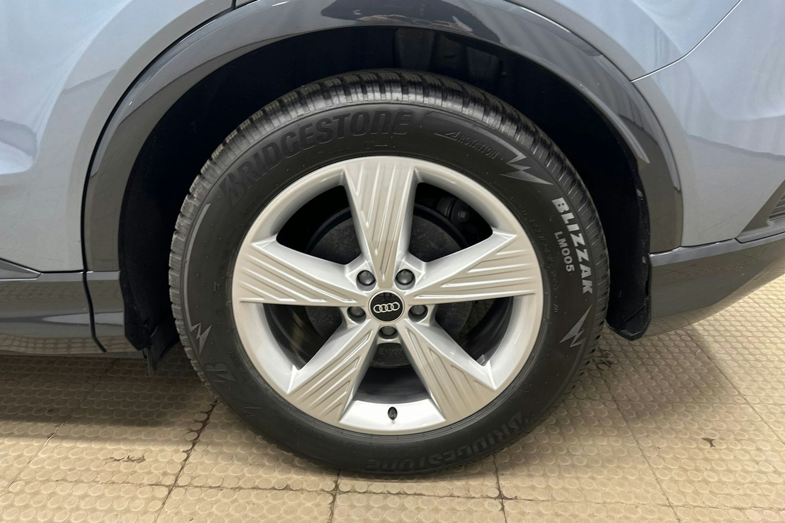 sininen Audi Q4 e-tron 2024 kuva 12.
