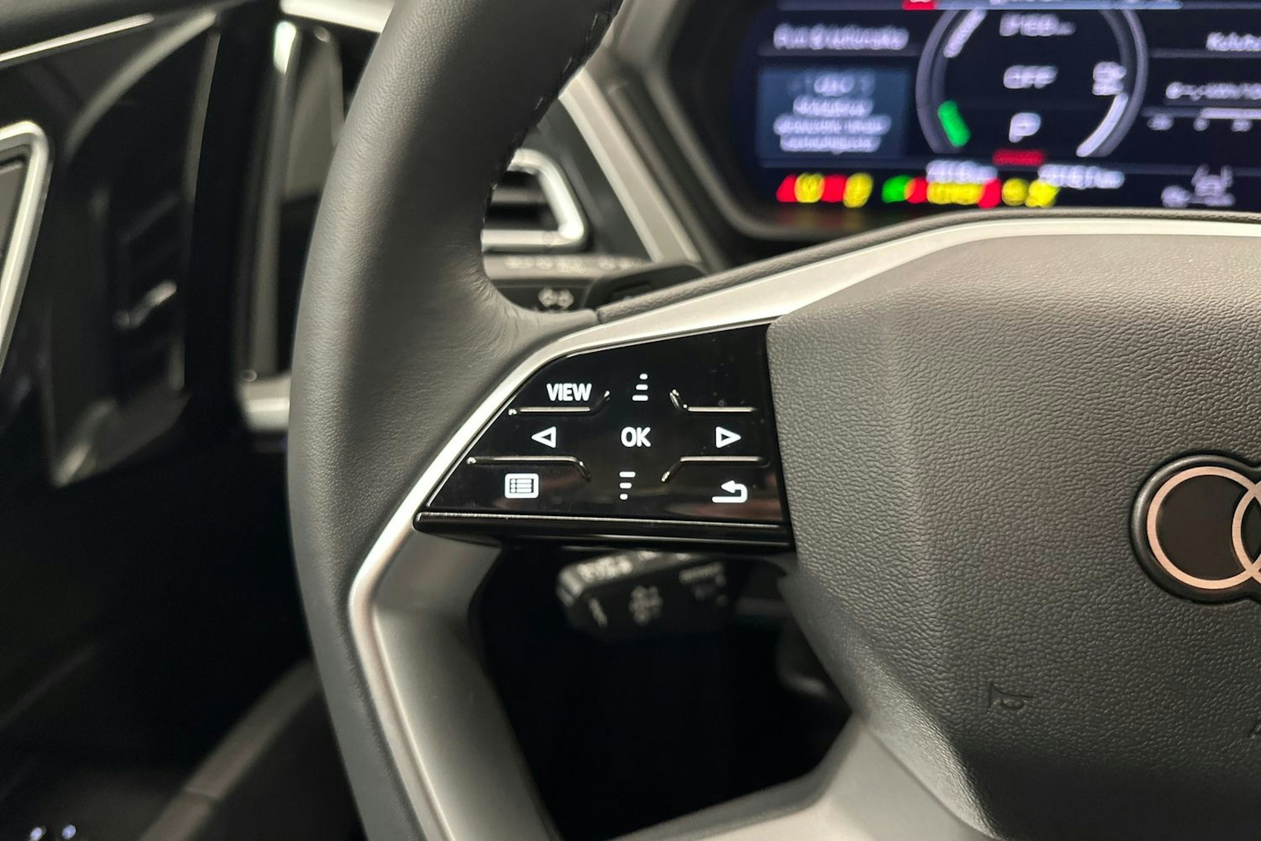 sininen Audi Q4 e-tron 2024 kuva 13.