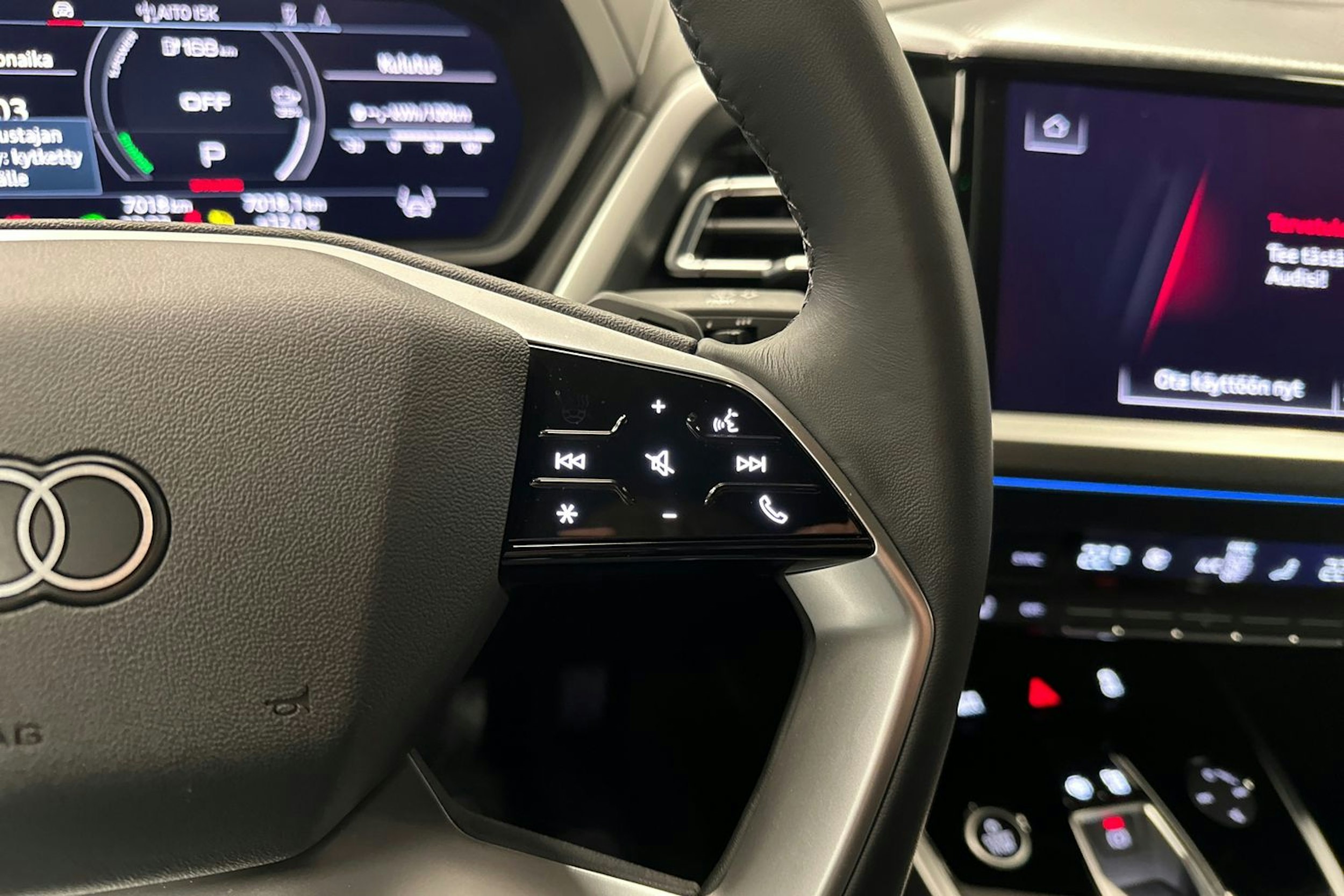 sininen Audi Q4 e-tron 2024 kuva 14.