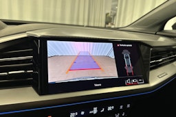 sininen Audi Q4 e-tron 2024 kuva 18.