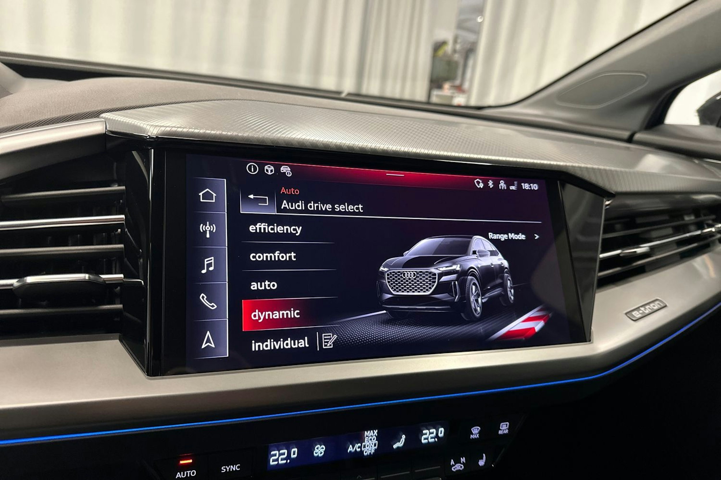 sininen Audi Q4 e-tron 2024 kuva 19.