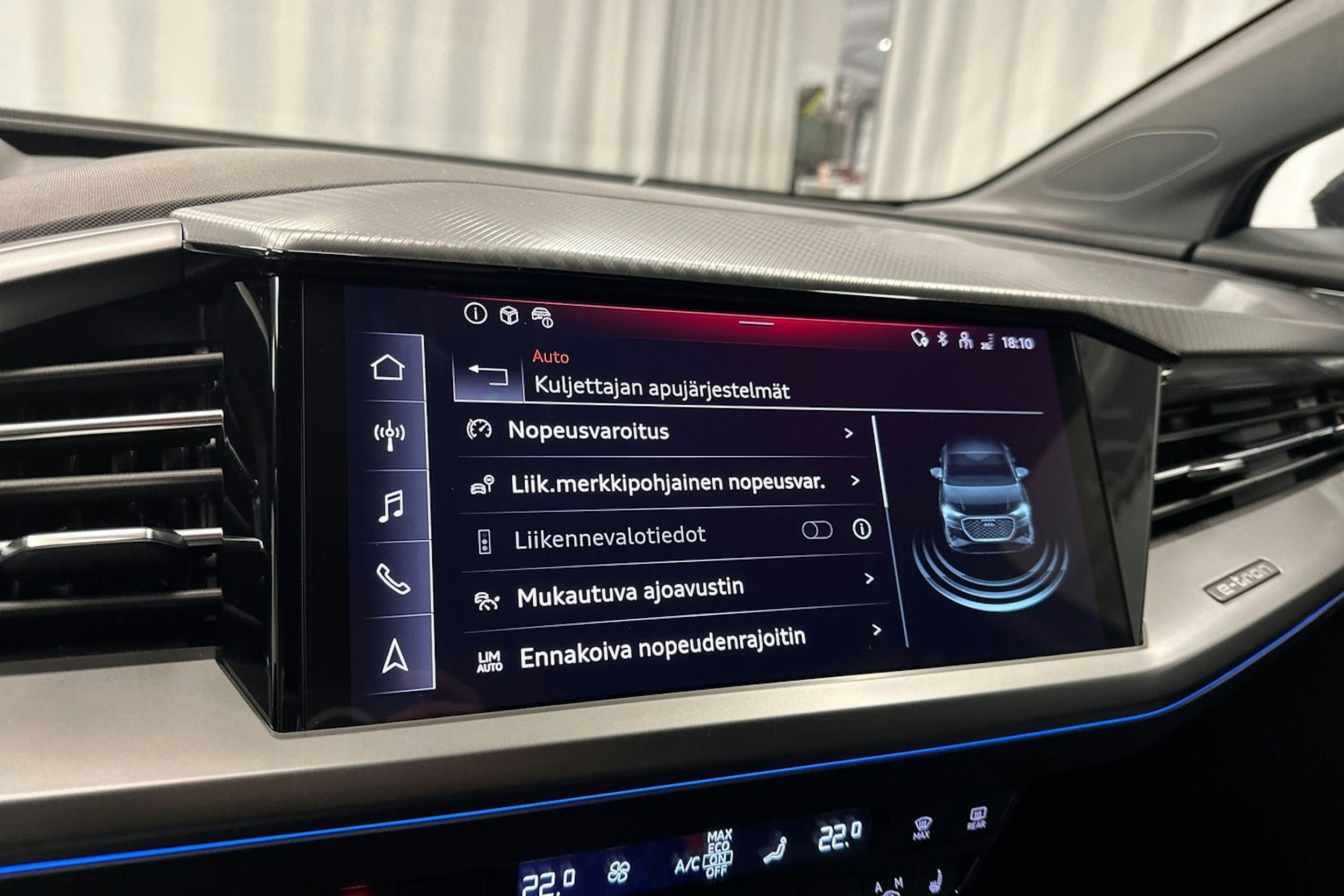 sininen Audi Q4 e-tron 2024 kuva 21.