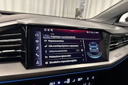 sininen Audi Q4 e-tron 2024 kuva 21.
