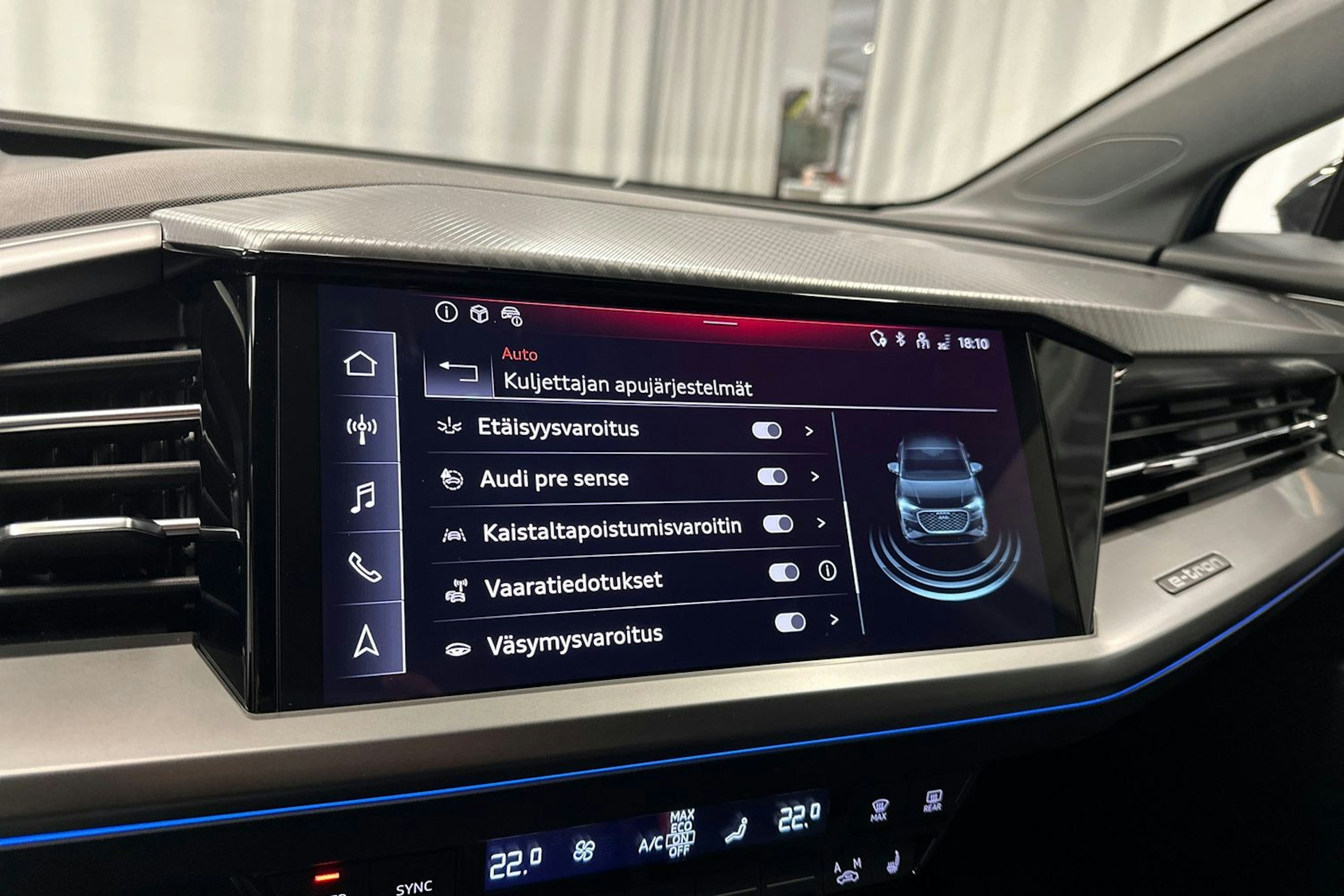sininen Audi Q4 e-tron 2024 kuva 22.
