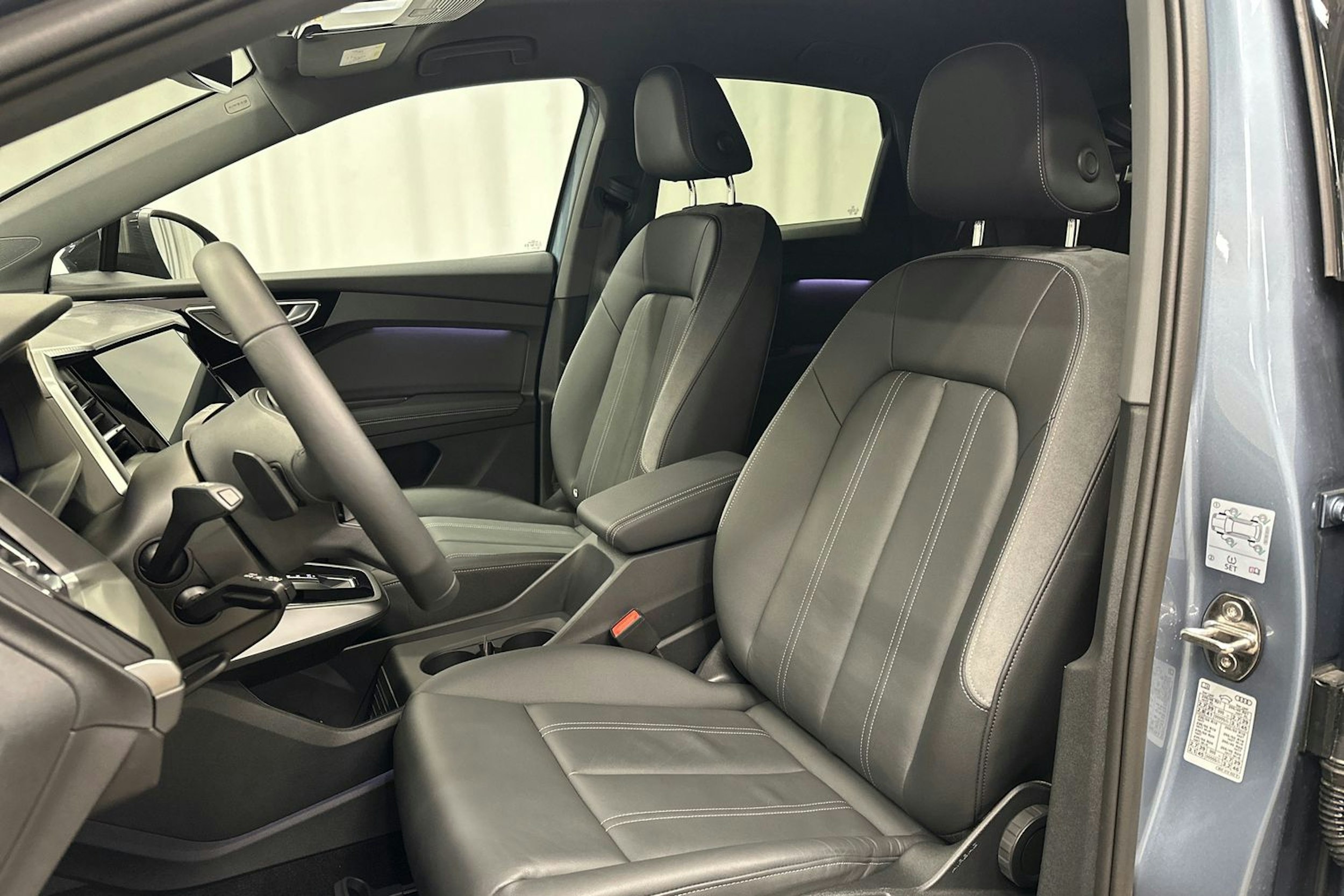 sininen Audi Q4 e-tron 2024 kuva 27.