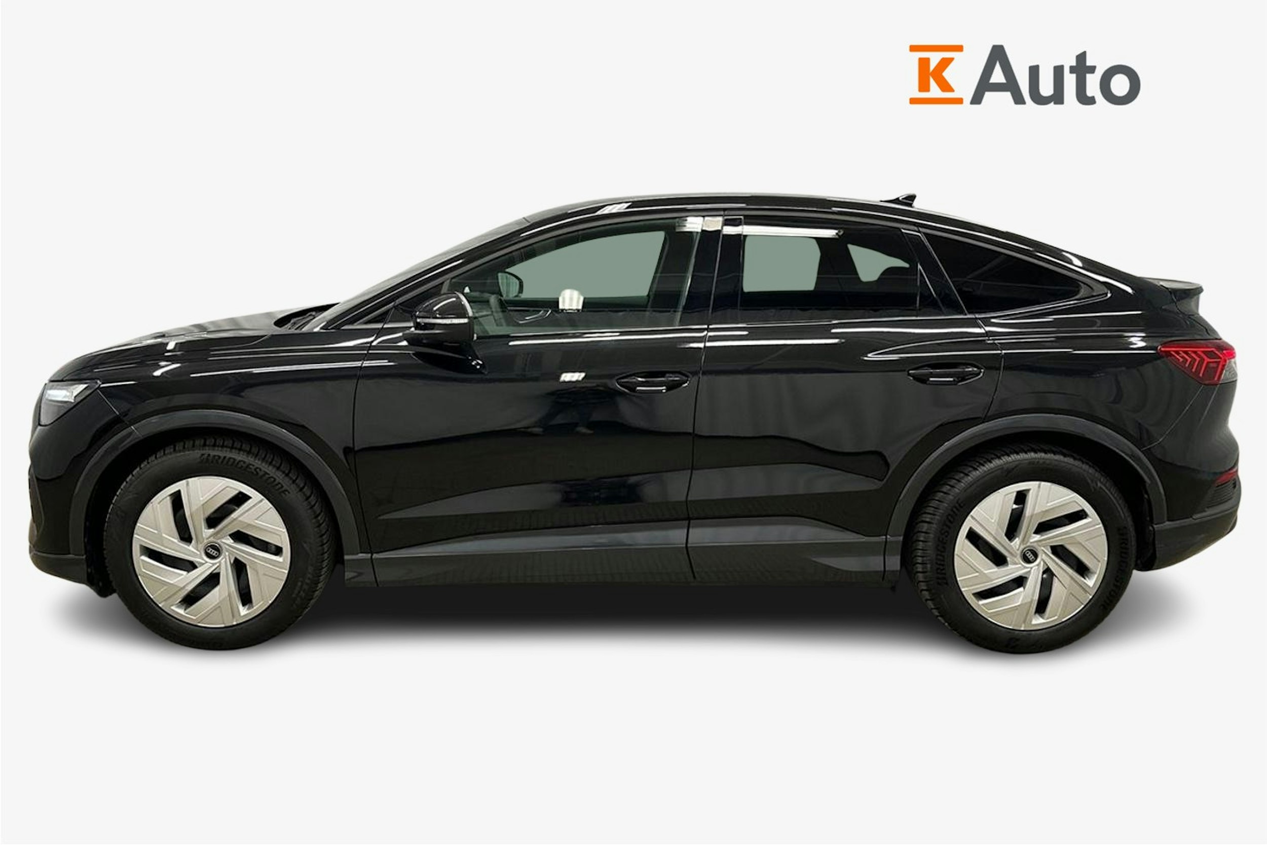 musta Audi Q4 e-tron 2024 kuva 6.