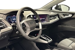 musta Audi Q4 e-tron 2024 kuva 7.