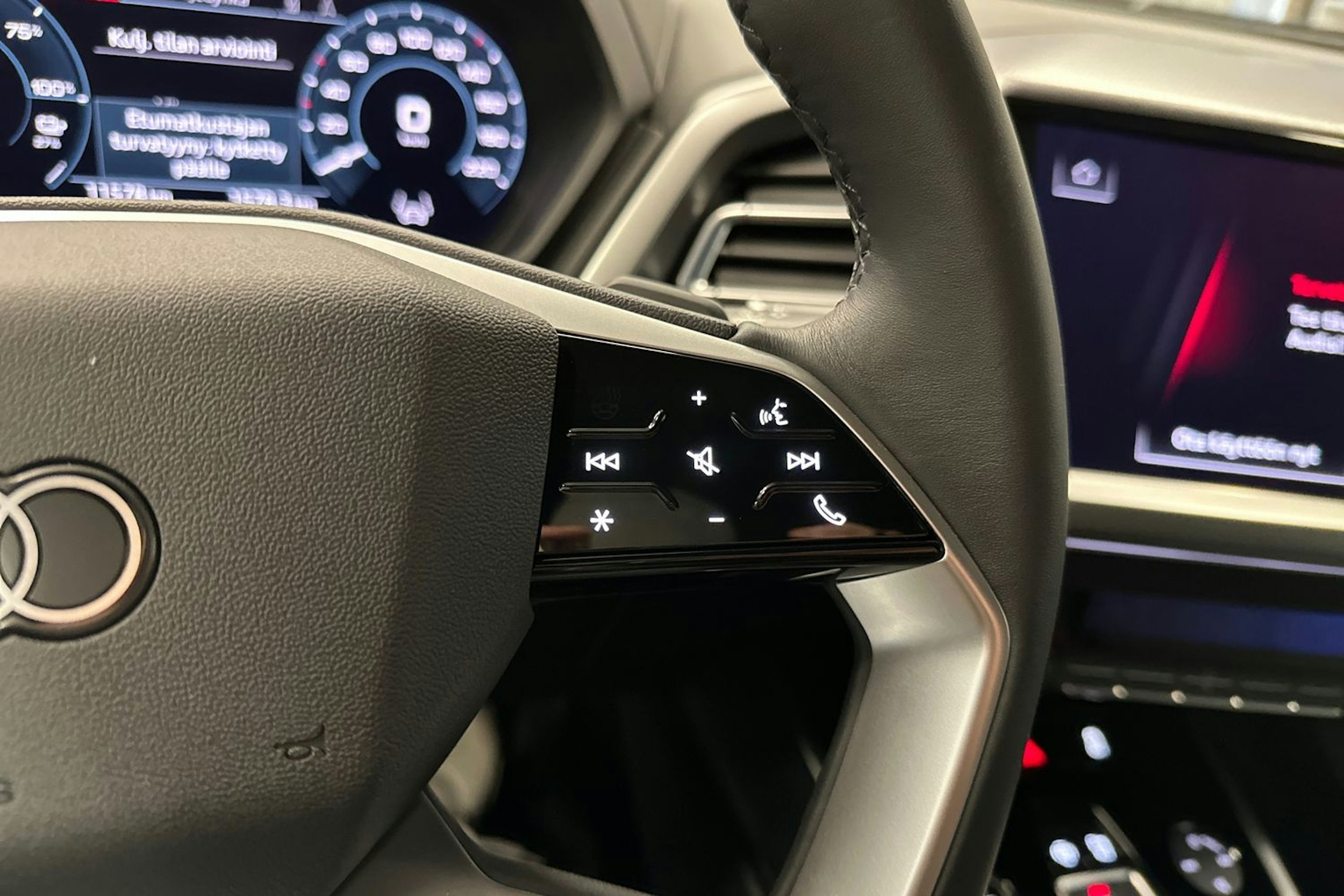 musta Audi Q4 e-tron 2024 kuva 15.