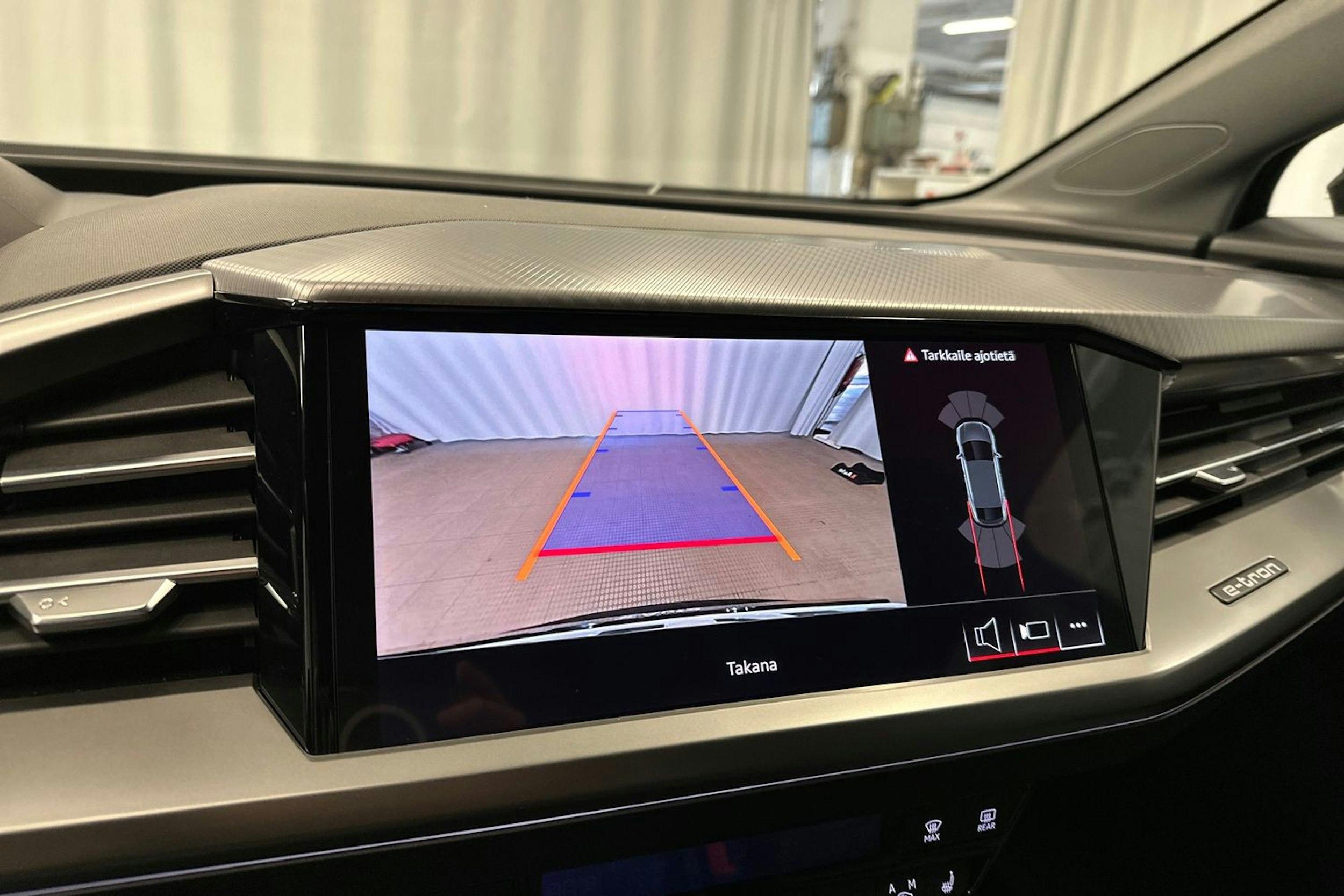 musta Audi Q4 e-tron 2024 kuva 20.