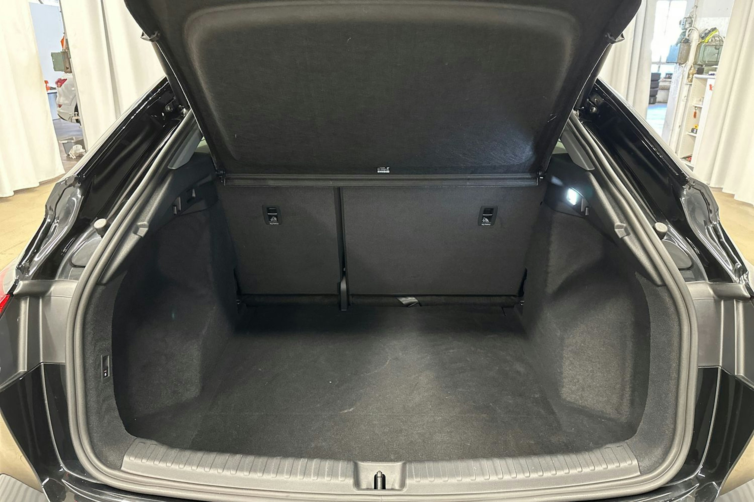 musta Audi Q4 e-tron 2024 kuva 32.