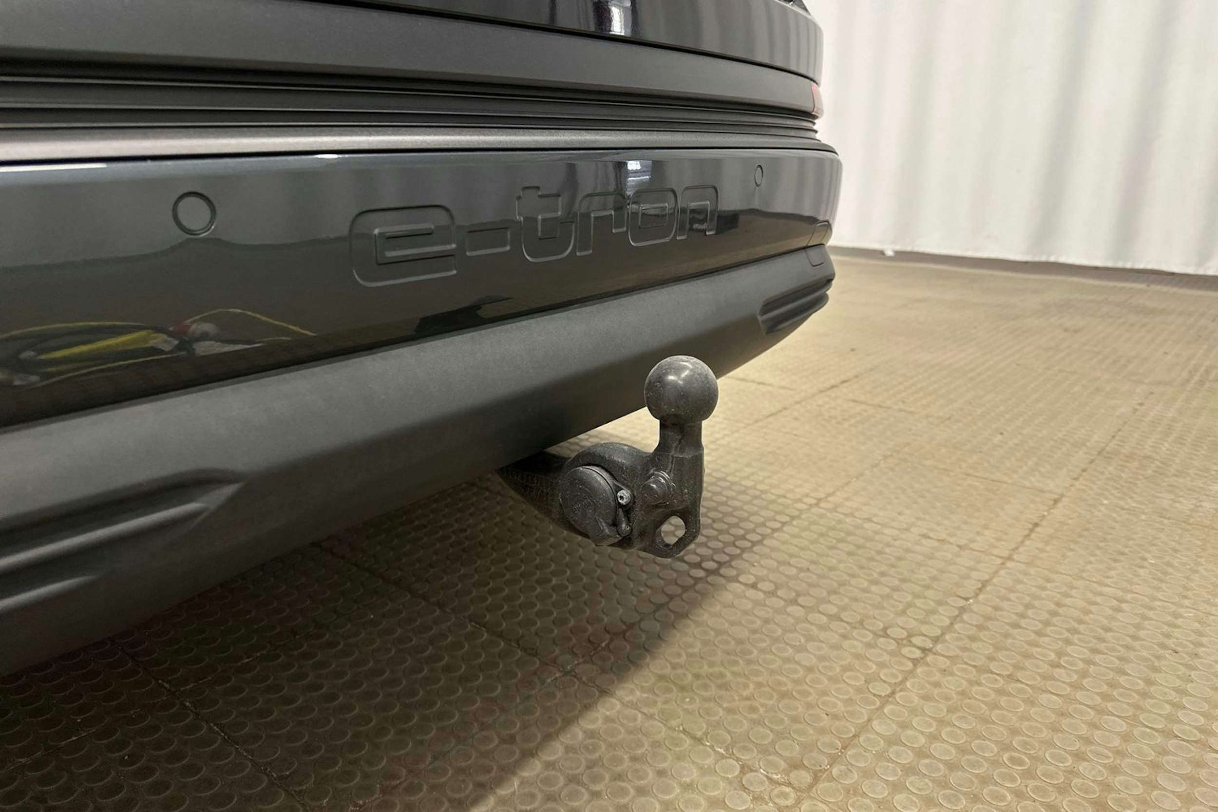 musta Audi Q4 e-tron 2024 kuva 35.