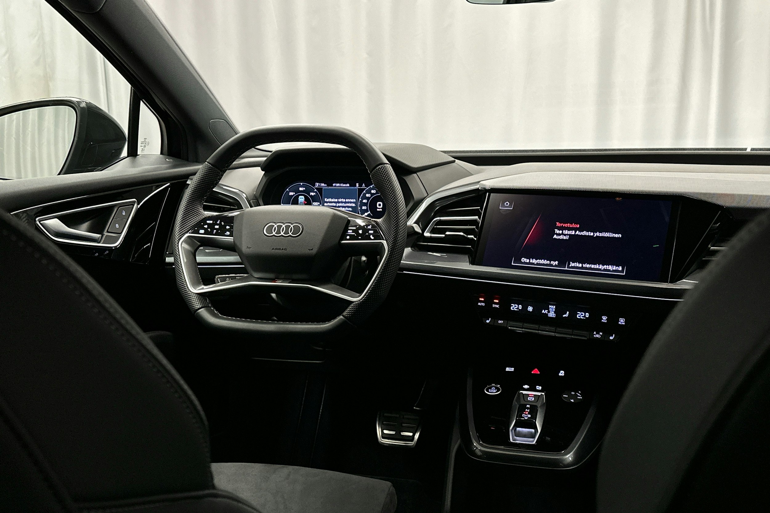 musta Audi Q4 e-tron 2024 kuva 6.