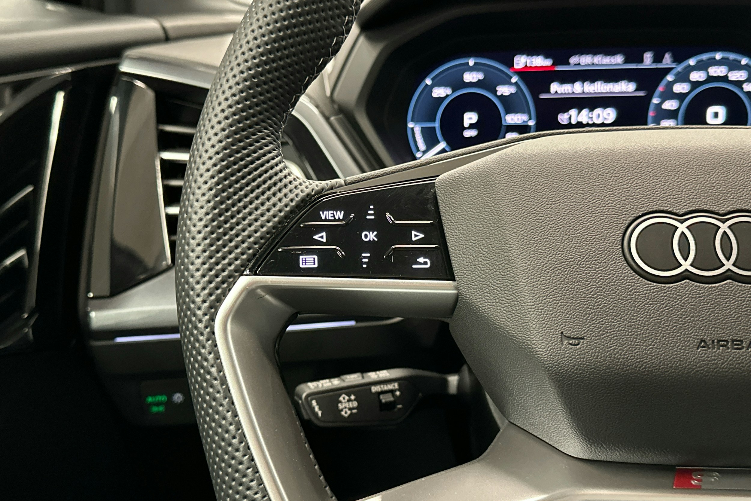musta Audi Q4 e-tron 2024 kuva 7.