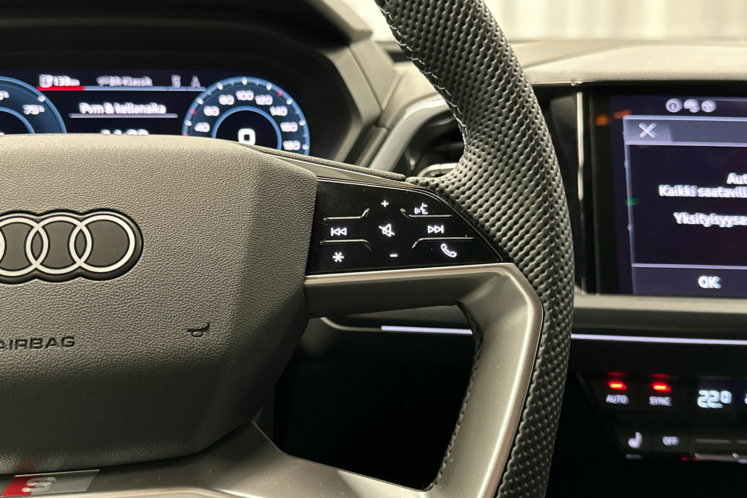 musta Audi Q4 e-tron 2024 kuva 8.