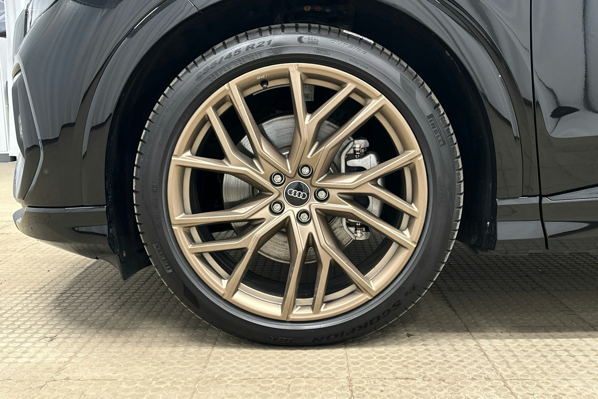 musta Audi Q4 e-tron 2024 kuva 9.
