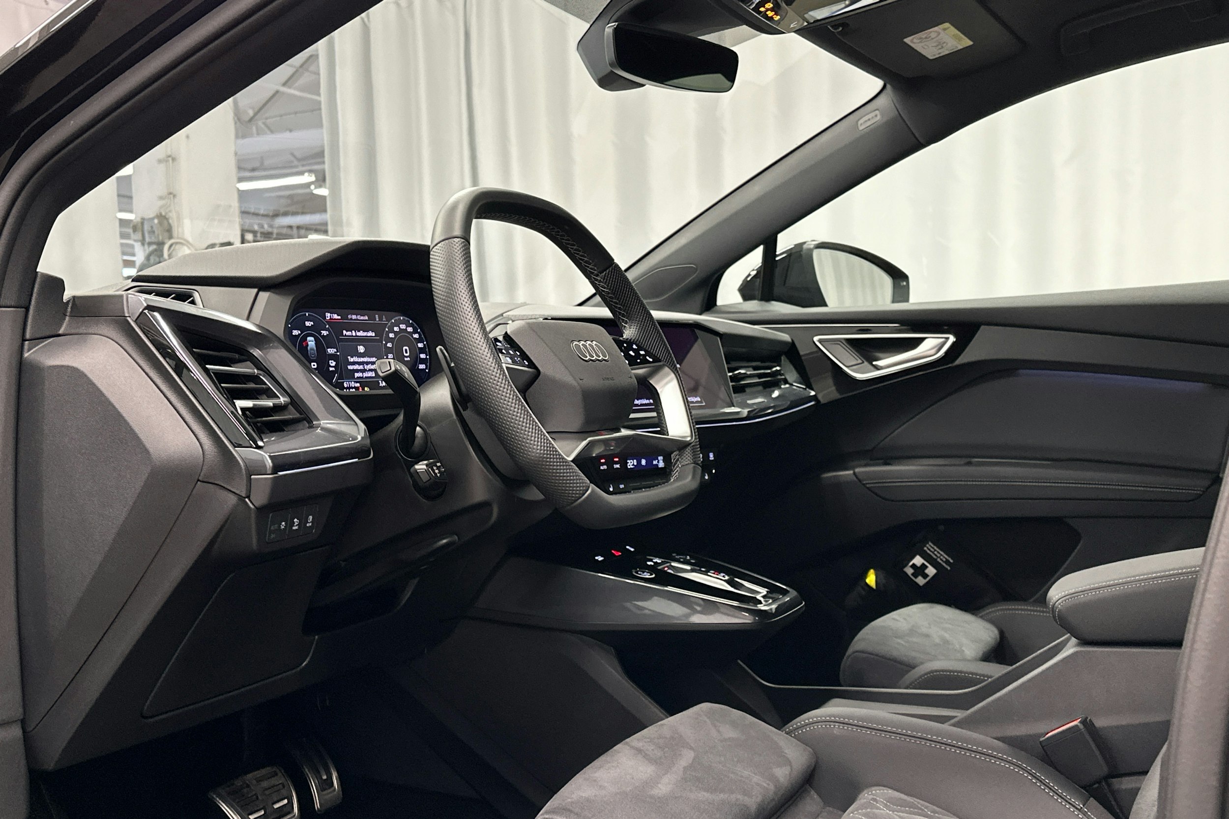 musta Audi Q4 e-tron 2024 kuva 10.