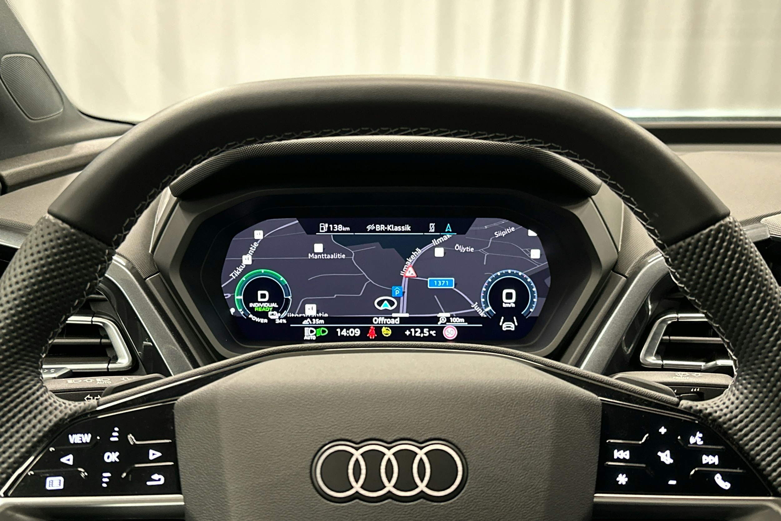 musta Audi Q4 e-tron 2024 kuva 12.